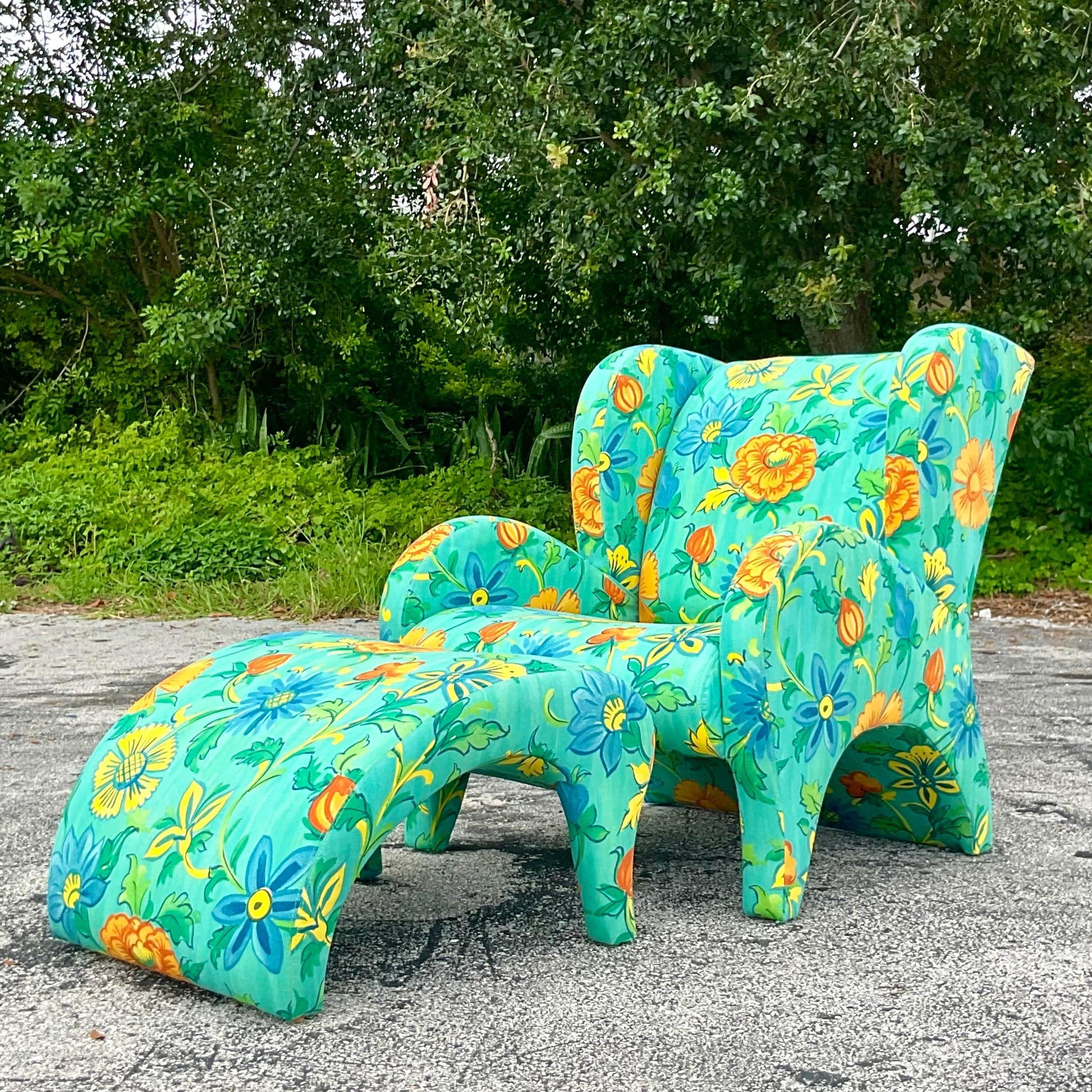 Un fabuleux ensemble chaise et ottoman Boho vintage. Fabriqué par le groupe emblématique Thayer Icone et étiqueté sur le fond. Un magnifique imprimé floral lumineux sur une forme postmoderne. Acquis d'une propriété de Palm Beach.

Dimensions du pouf