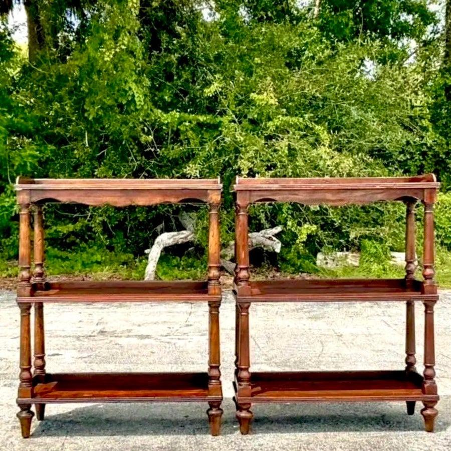 Américain Paire d'étagères vintage Boho Theodore Alexander Castle Bromwich en vente
