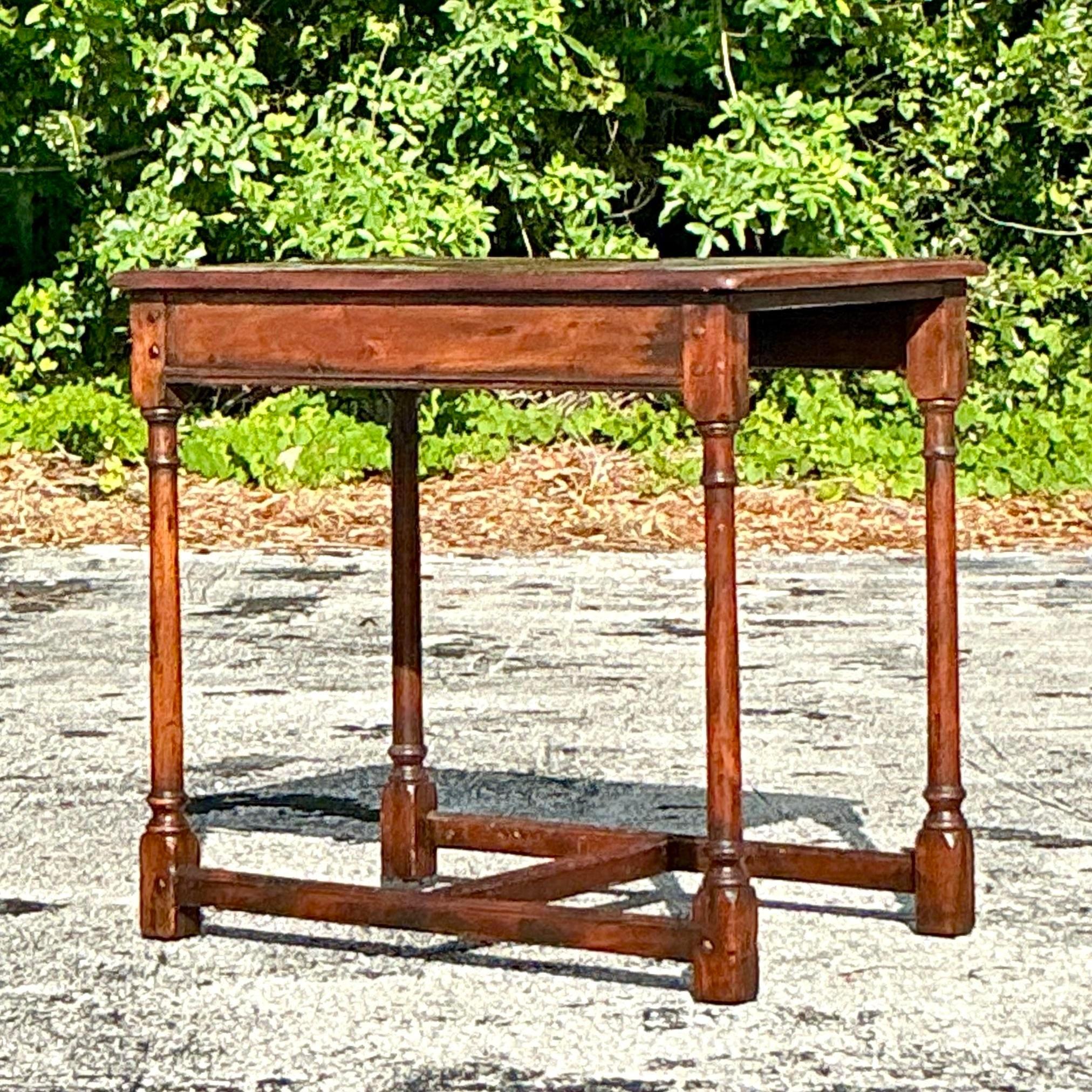 Voici la table d'appoint en bois recyclé Vintage By Alexander 