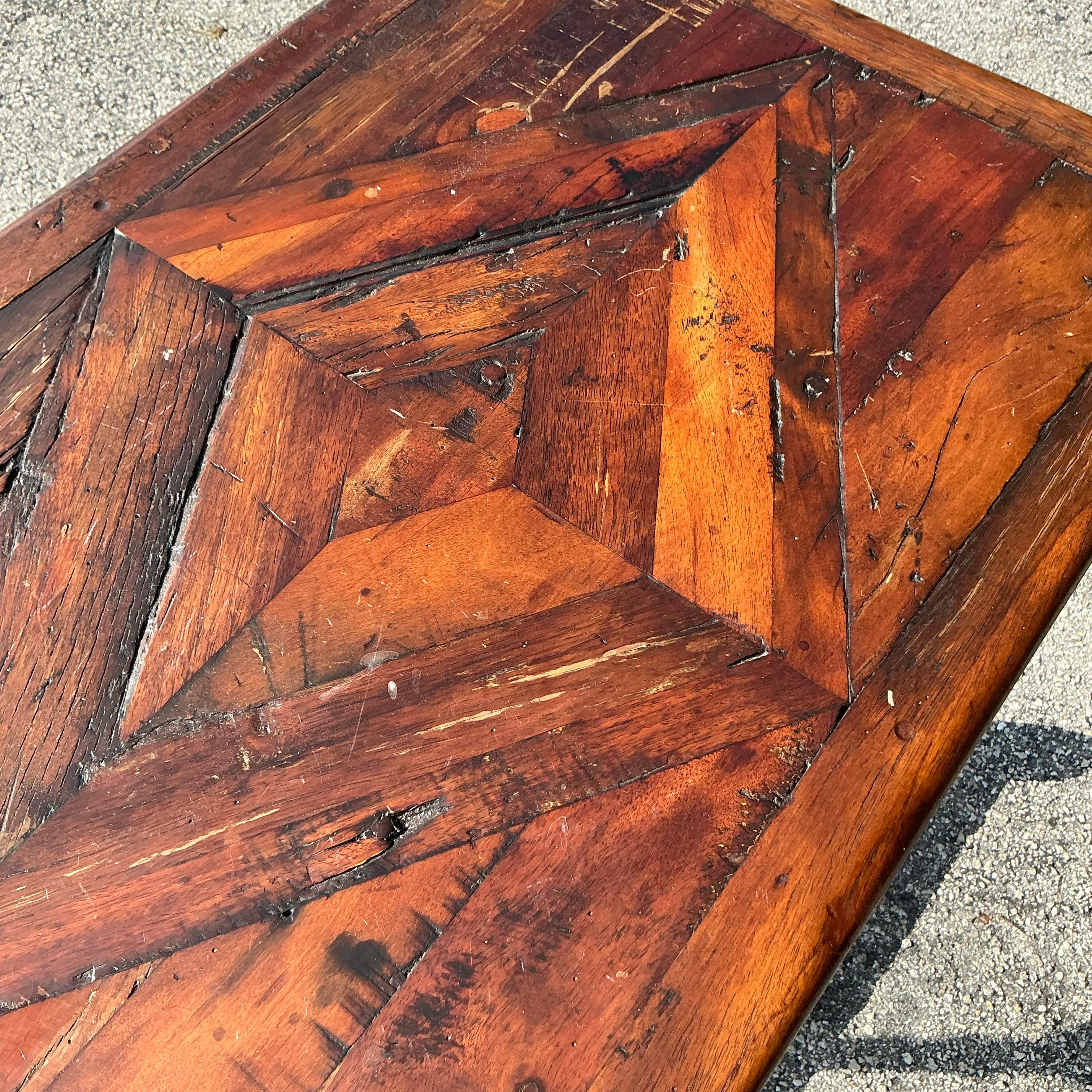 Américain Table d'appoint vintage Boho Theodore Alexander Castle Bromwitch en bois de récupération en vente
