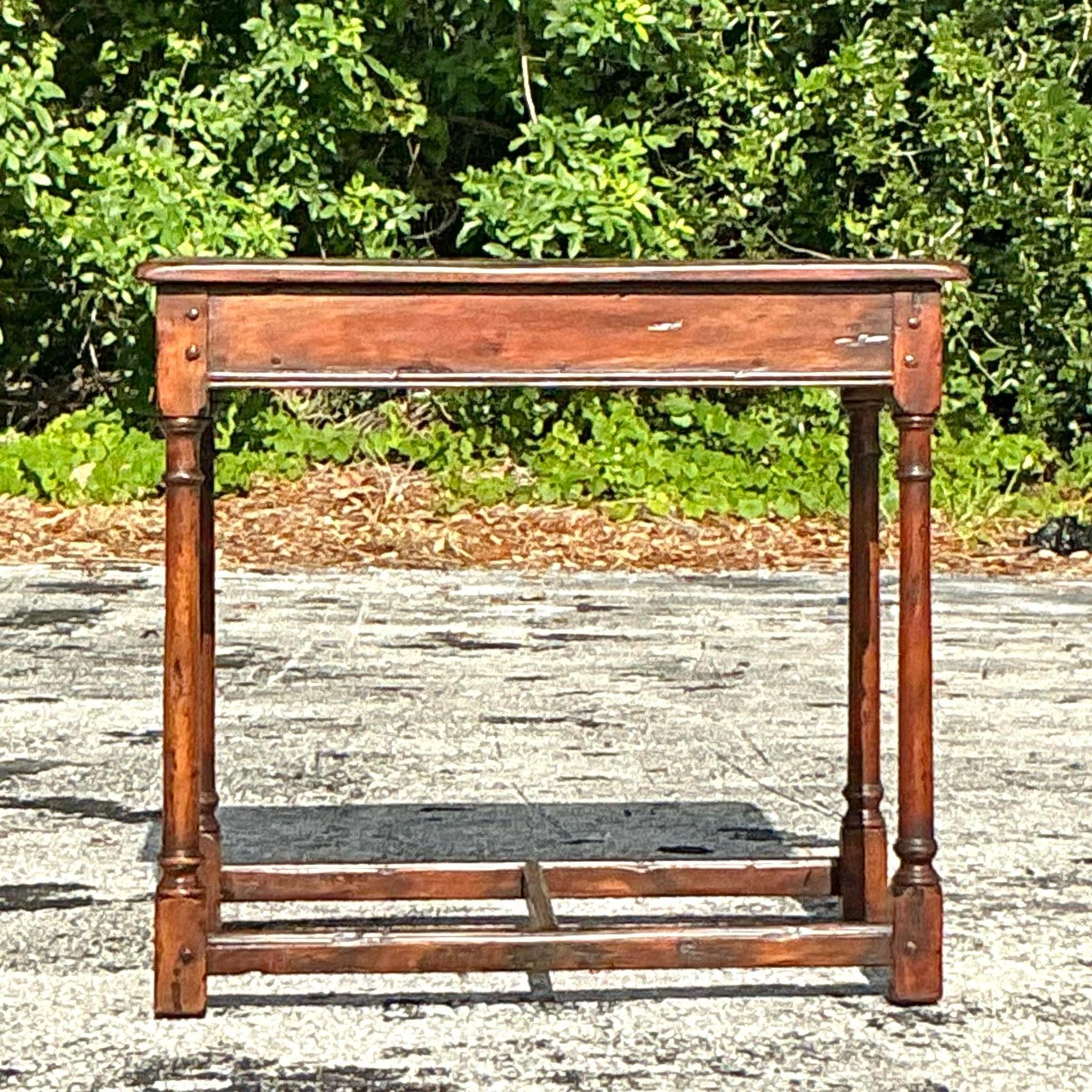 Table d'appoint vintage Boho Theodore Alexander Castle Bromwitch en bois de récupération Bon état - En vente à west palm beach, FL