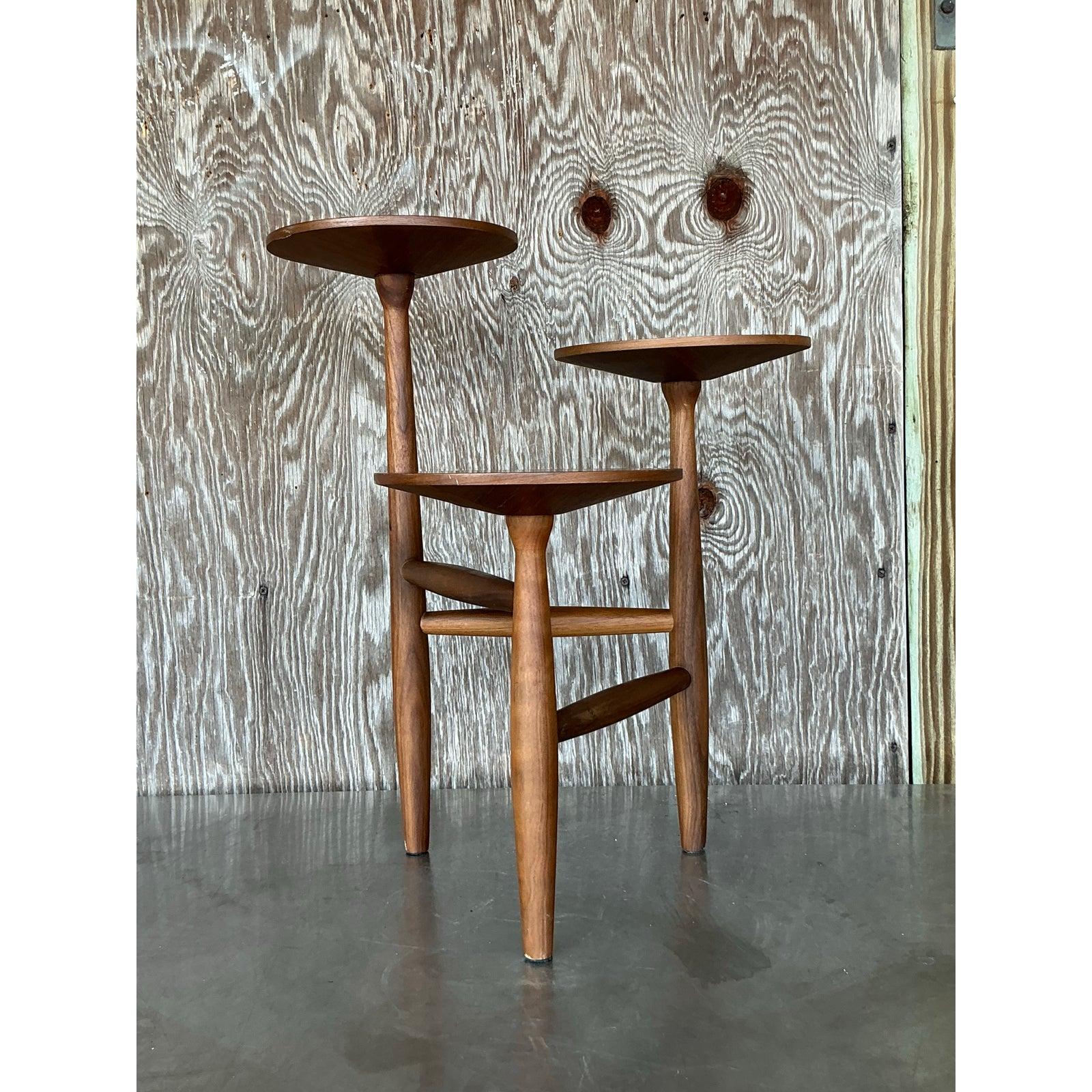 Introduce en tu casa una pieza de refinado diseño moderno de mediados de siglo con esta excepcional mesa auxiliar escalonada Vintage Boho. Fabricada en madera rica de tonos cálidos, esta cautivadora mesa de centro presenta un diseño único de varios