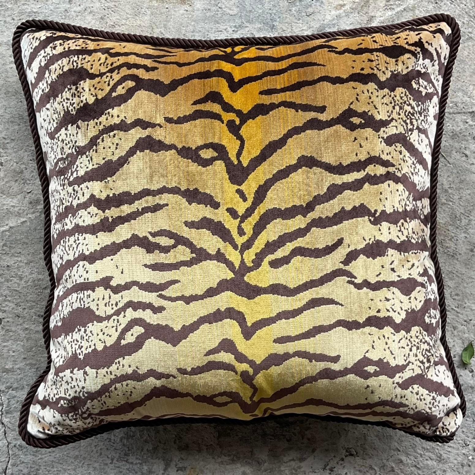 Un fabuleux coussin vintage Boho. Icone à la manière de l'emblématique 