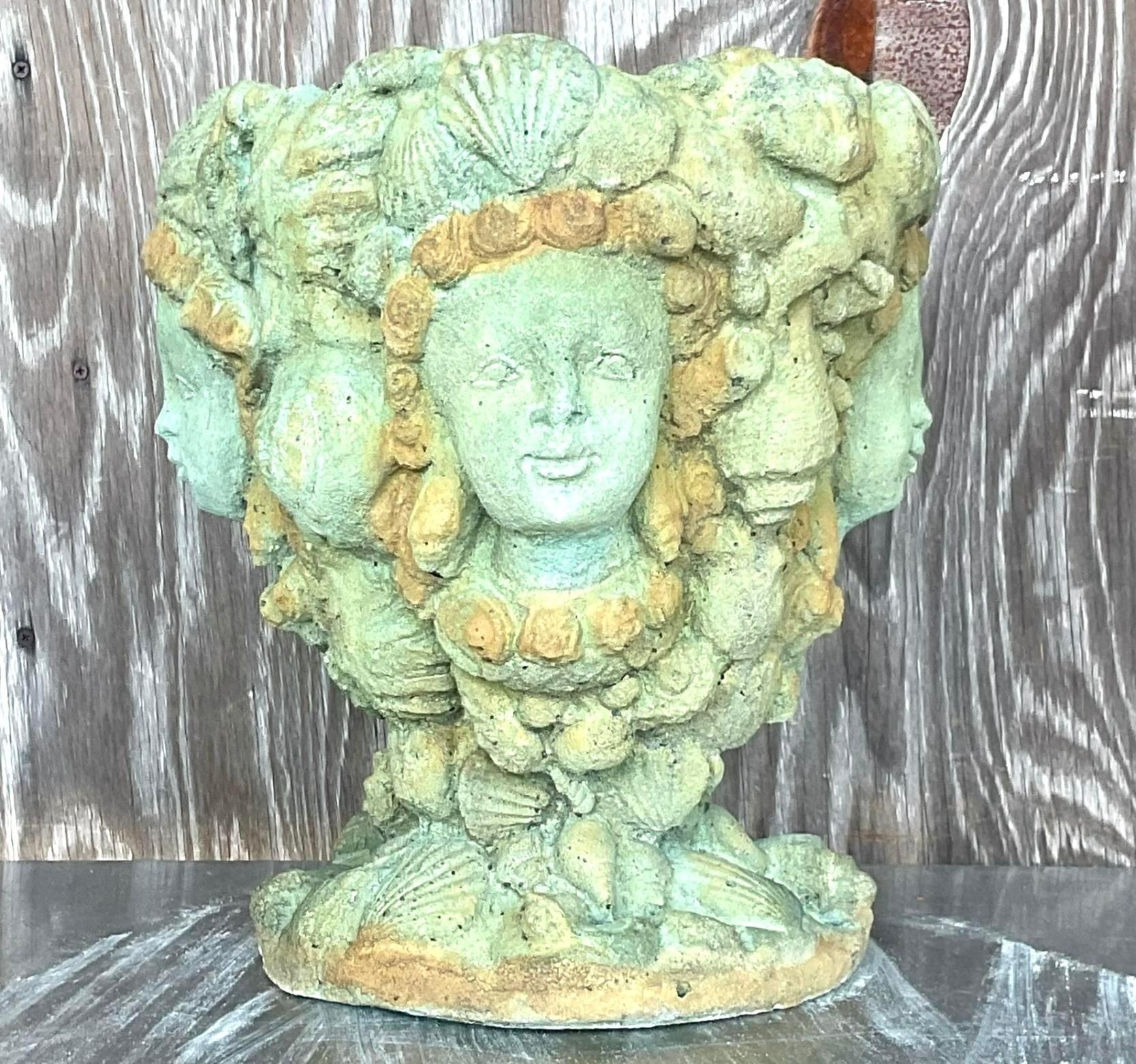 La jardinière sirène en béton moulé teinté Vintage Boho allie le charme fantaisiste au style bohème américain. Doté d'un magnifique design de sirène teinté, ce bac à plantes ajoute une touche d'élégance enchanteresse et de créativité à tout jardin