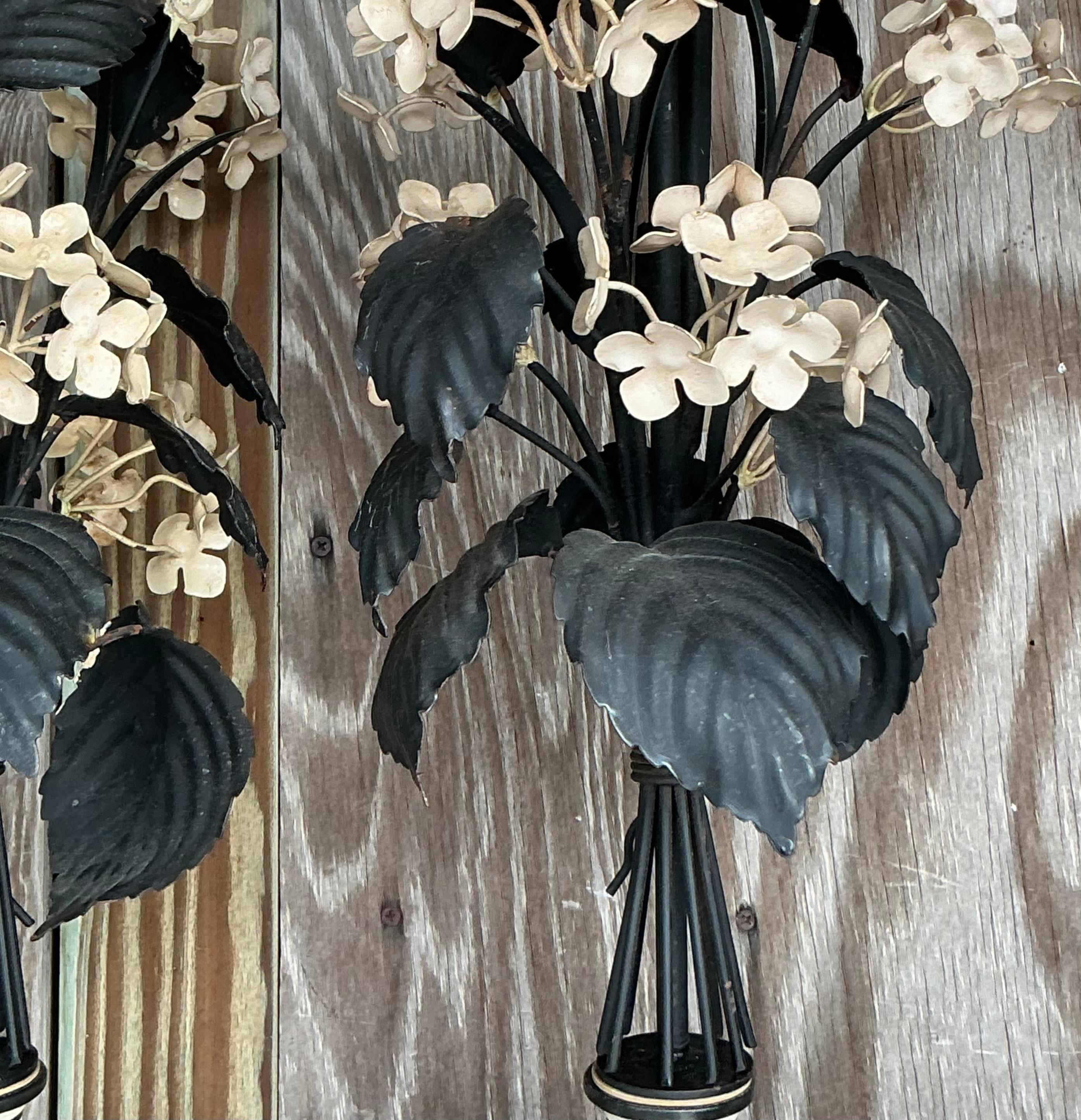 Questa splendida coppia di lampade floreali boho tole vintage mette in mostra una squisita maestria e un design vivace. Ogni lampada è caratterizzata da motivi floreali splendidamente dipinti su una base di metallo, che portano un tocco di Nature in