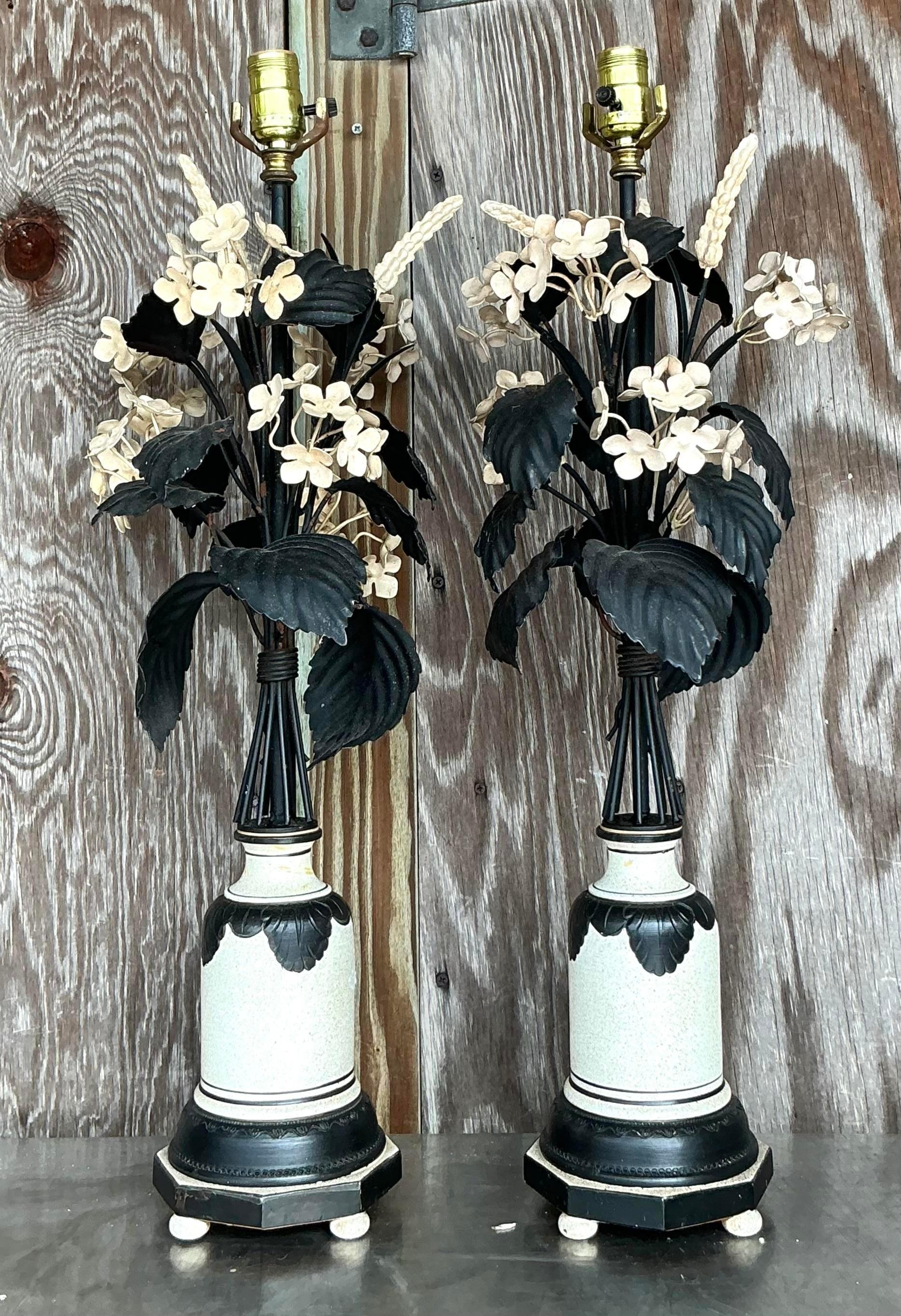 XX secolo Lampade floreali Boho Tole d'epoca - una coppia in vendita