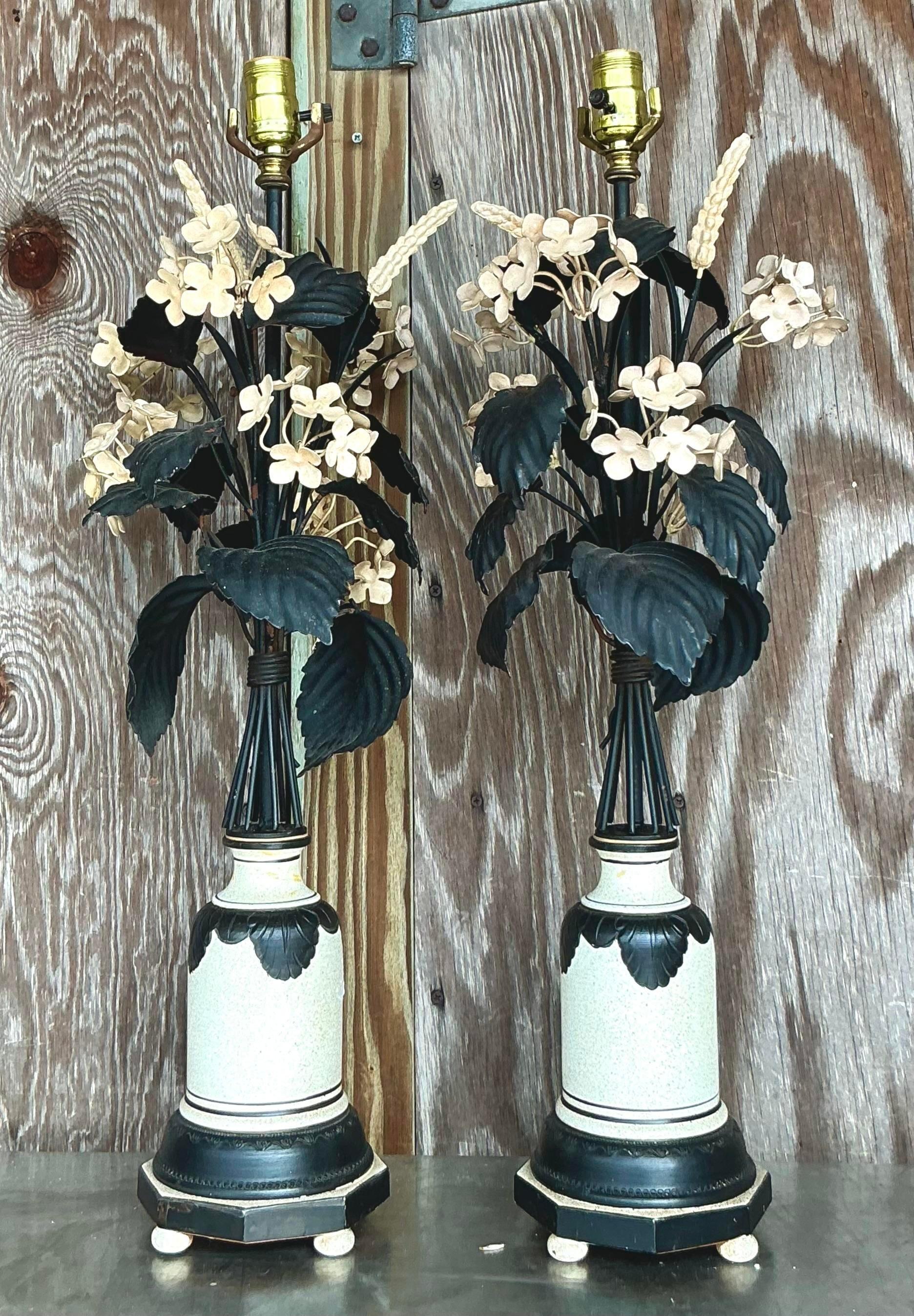 Legno Lampade floreali Boho Tole d'epoca - una coppia in vendita
