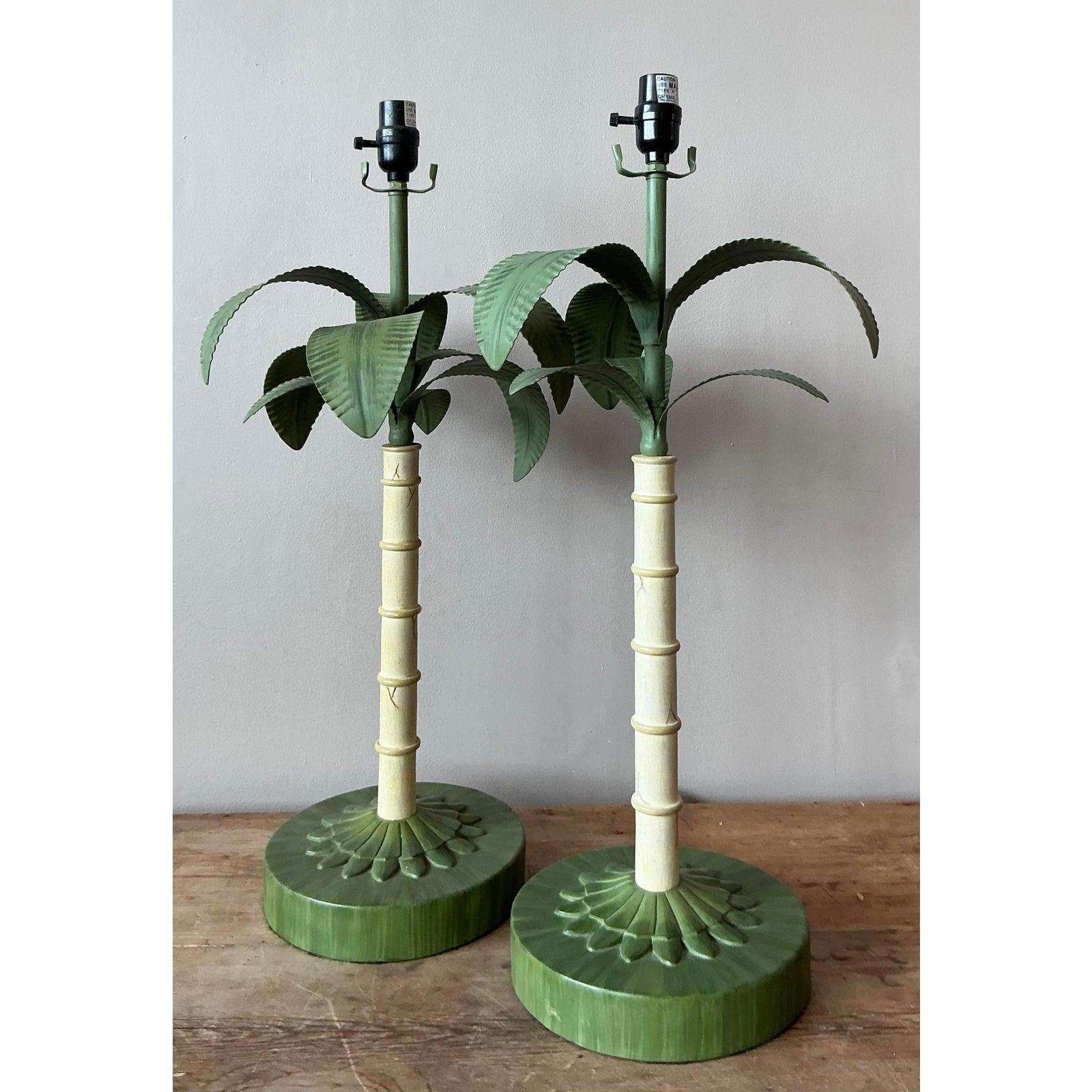 Donnez à votre espace une touche d'exotisme et de charme vintage avec cette paire captivante de lampes en forme de palmier peintes à l'or fin. Fabriquées dans les années 1970, ces lampes présentent un design fantaisiste avec un faux tronc de bambou