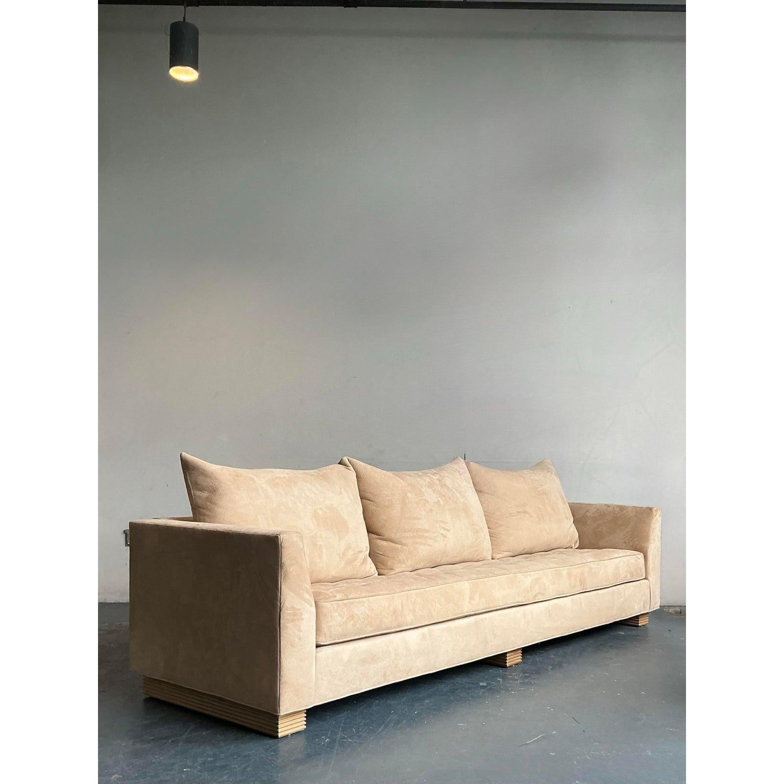 Wir präsentieren ein luxuriöses Vintage-Sofa von Tomlinson für Judith Norman, ein Stück, das perfekt böhmischen Komfort mit anspruchsvollem Design verbindet. Dieses großzügig bemessene Sofa verfügt über ein plüschiges, getuftetes Sitzkissen, das
