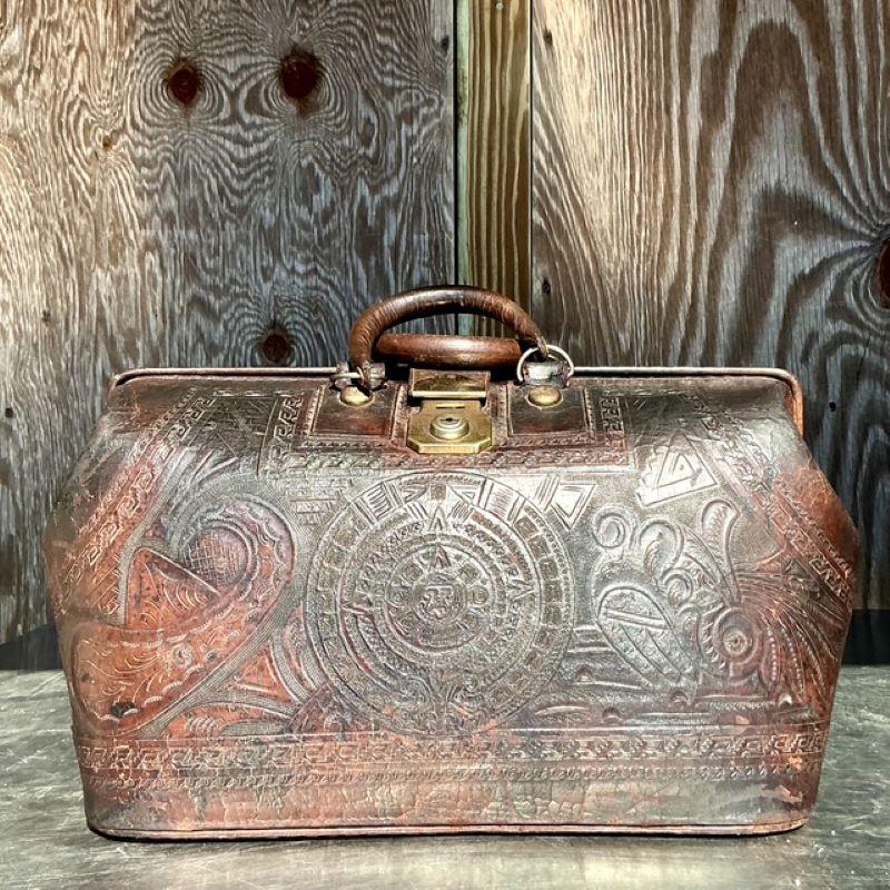 La borsa da medico in pelle lavorata vintage Boho è un accessorio unico ed elegante che combina l'artigianato vintage con l'estetica distintiva dello stile boho (bohemien). Conosciuta per l'intricata lavorazione della pelle, il design spazioso e il