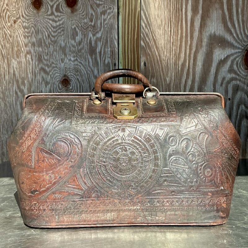 Borsa da medico in pelle lavorata Vintage By In condizioni buone in vendita a Lake Worth Beach, FL