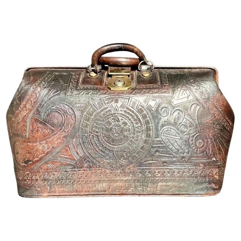 Borsa da medico in pelle lavorata Vintage By in vendita su 1stDibs