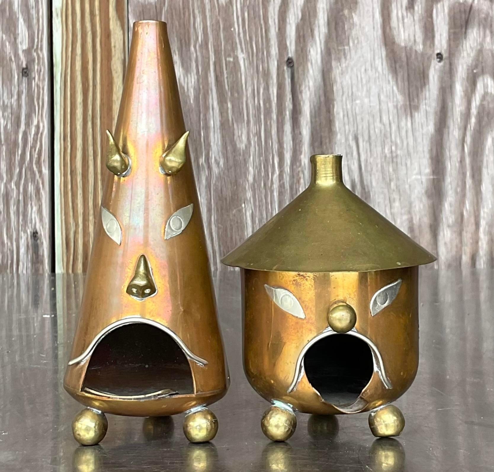 Eine bezaubernde Kollektion von Aschenbechern aus Metall im amerikanischen Boho-Stil mit handgefertigten Motiven. Diese einzigartigen Stücke kombinieren den rustikalen Charme von Kupfer mit böhmischer Kunstfertigkeit und verleihen jedem Raum einen