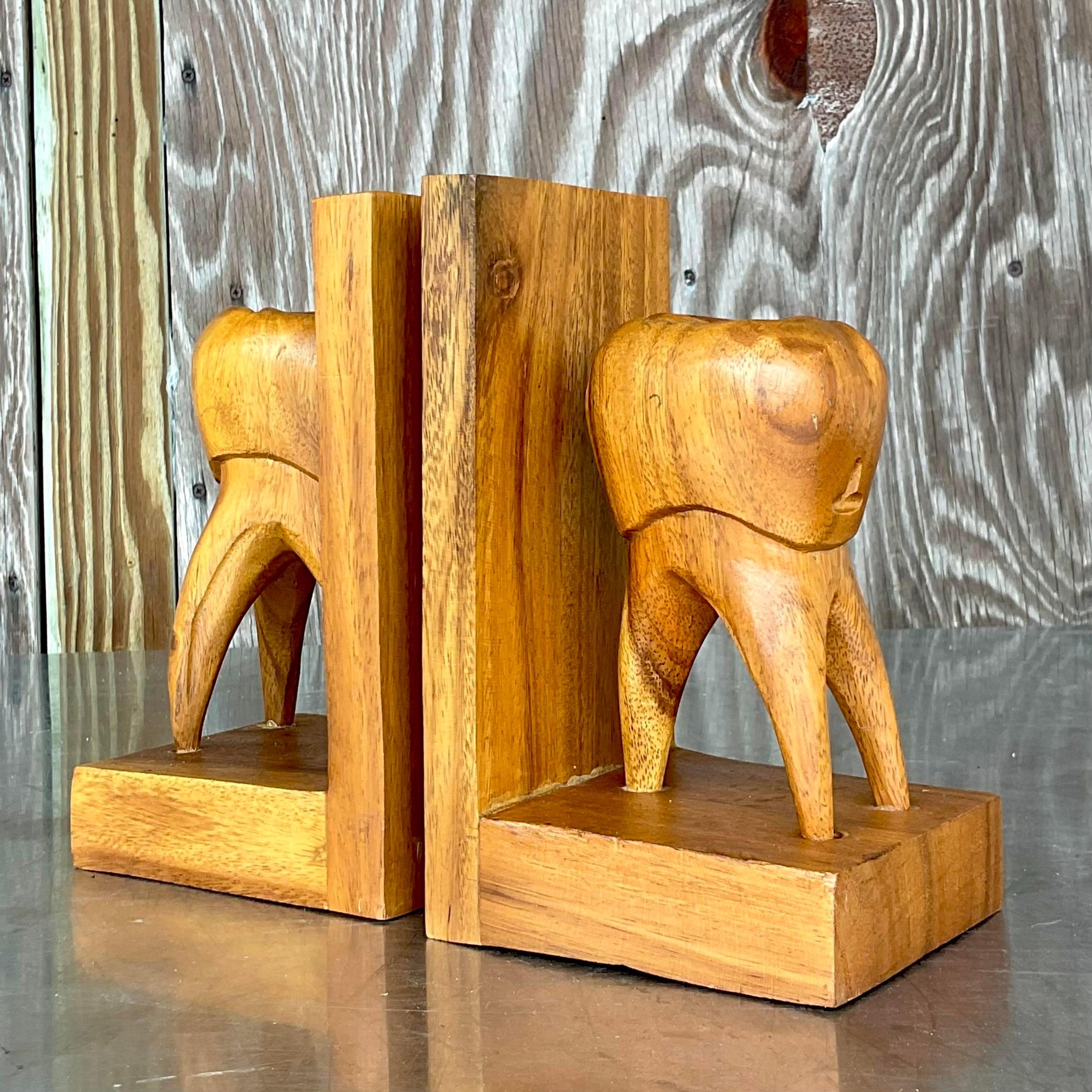 Ein fantastisches Paar von Vintage Boho Buchstützen. Ein handgeschnitzter Zahn mit schönen Holzmaserungsdetails. Erworben aus einem Nachlass in Palm Beach.