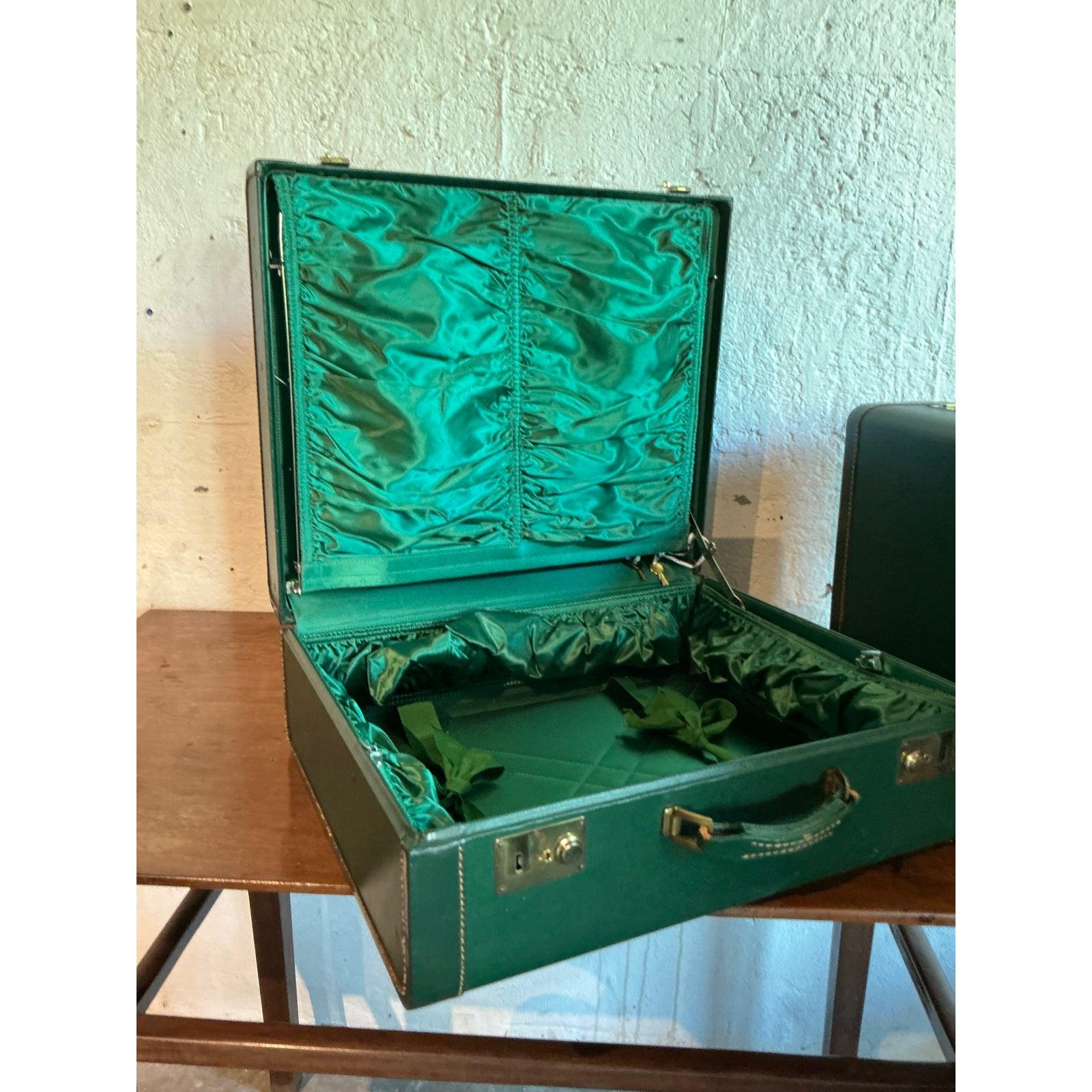 Intraprendi un viaggio in uno stile senza tempo con questo squisito set di tre valigie vintage di Topham, che risplende in una ricca finitura verde cacciatore con una straordinaria ferramenta in ottone ed eleganti cuciture bianche a contrasto. Più