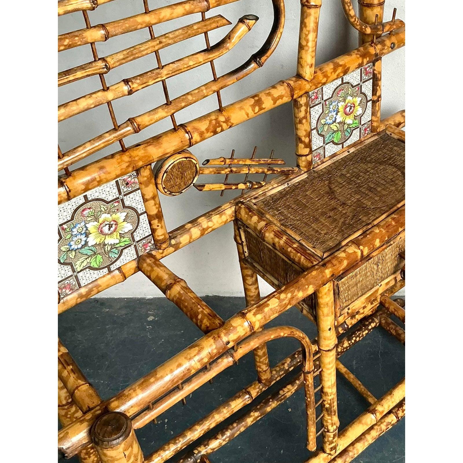 Fai un figurone all'ingresso o nella zona spogliatoio con questo affascinante albero da ingresso in bambù vintage, che emana un'armoniosa miscela di chic Boho e glamour Hollywood Regency. Questo pezzo eccezionale è caratterizzato da una ricca