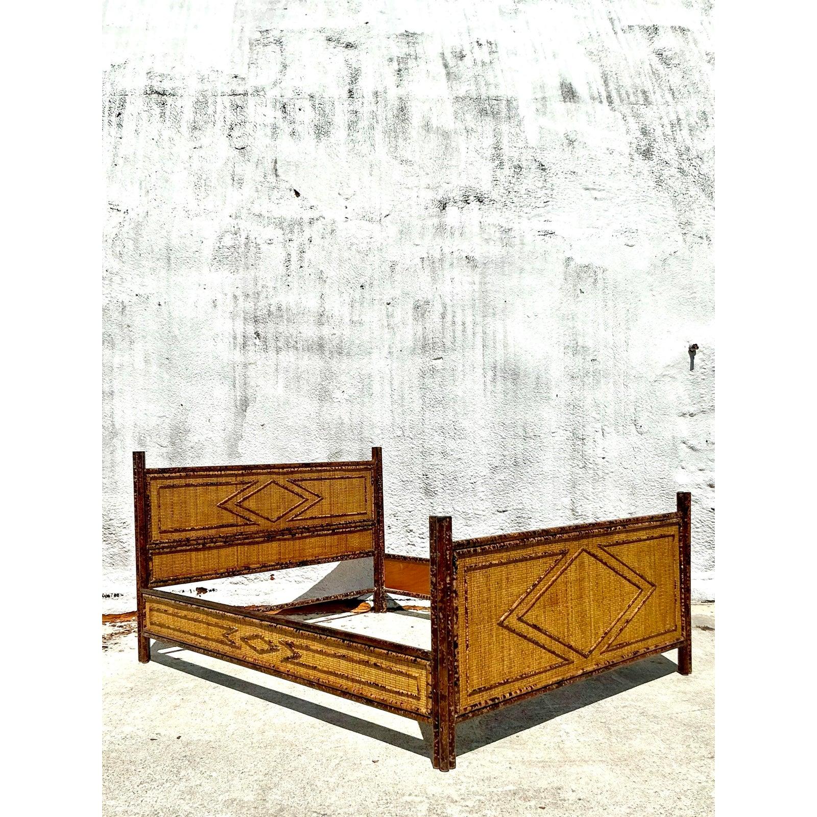 Schaffen Sie mit diesem atemberaubenden Vintage-Bettgestell für Damen einen raffinierten und weltgewandten Rückzugsort für Ihr Schlafzimmer. Als schönes Beispiel für das Design der 1970er Jahre verbindet dieses Stück gekonnt organische Texturen mit