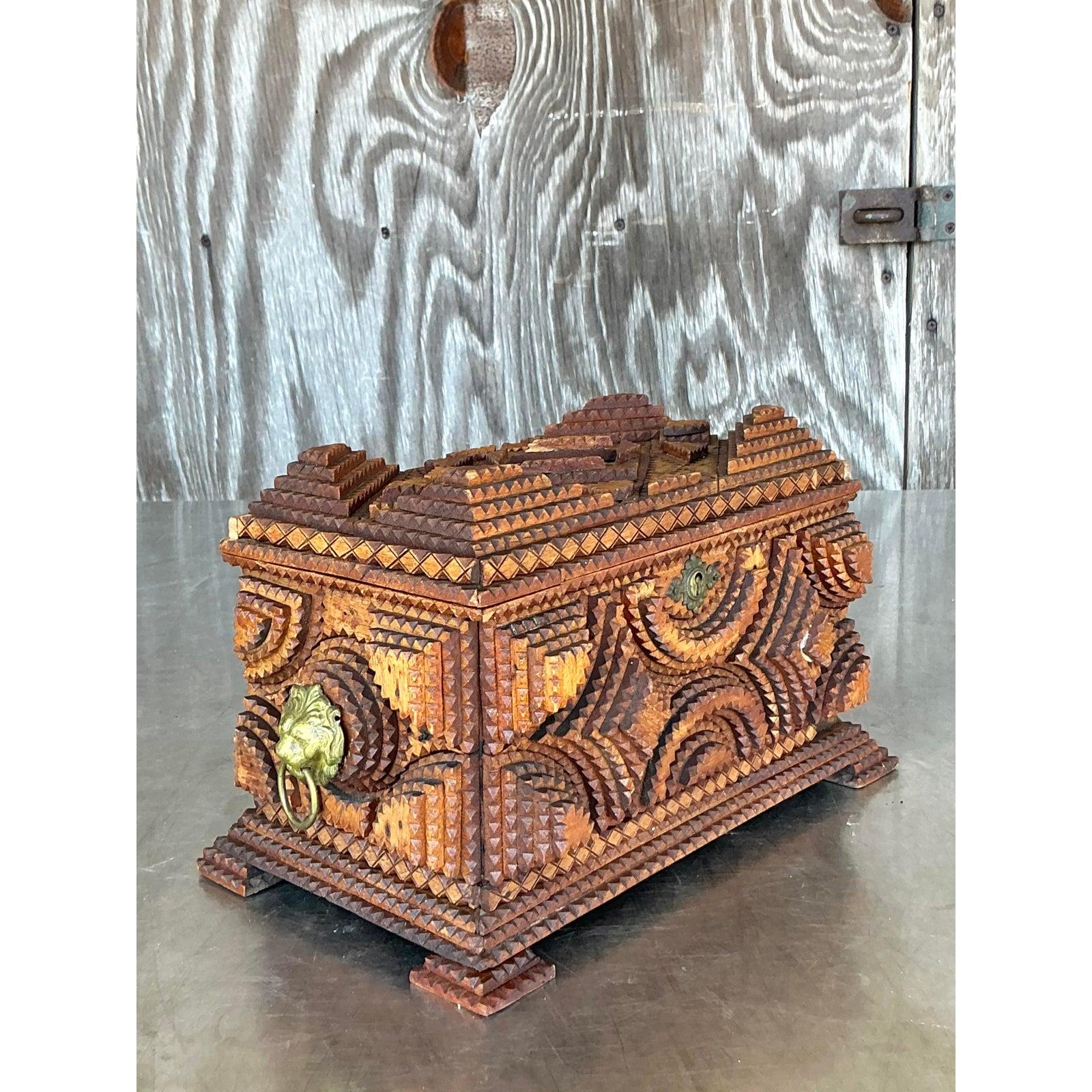 Scopri l'intricata bellezza di questa scatola con coperchio di Tramp Art Vintage, testimonianza di un'arte popolare e di una meticolosa lavorazione artigianale. Questo pezzo unico mostra i caratteristici strati intagliati e i motivi geometrici