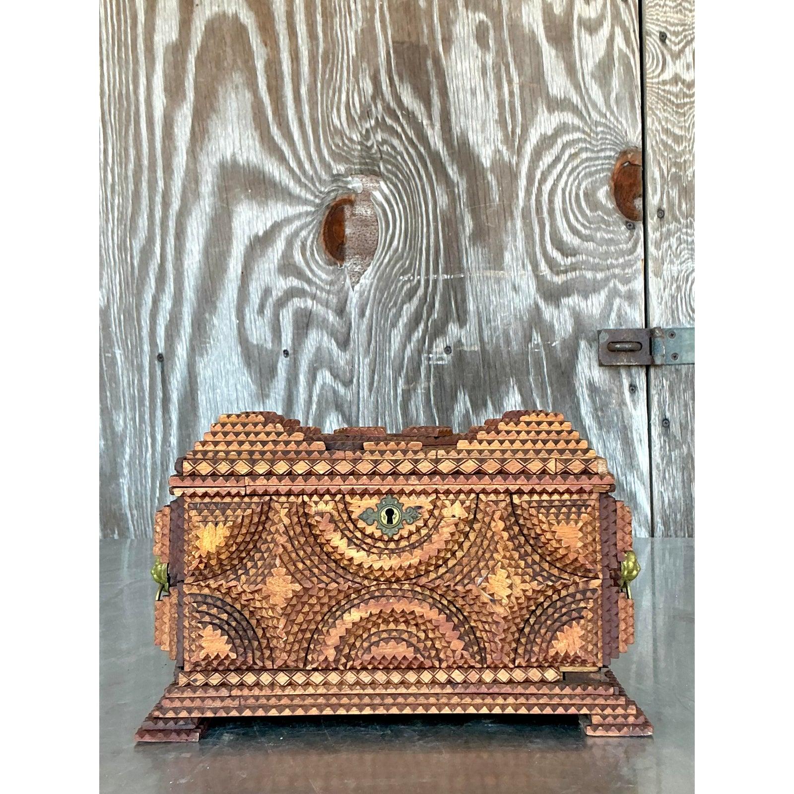 XIX secolo Scatola con coperchio Boho Tramp Art d'epoca in vendita