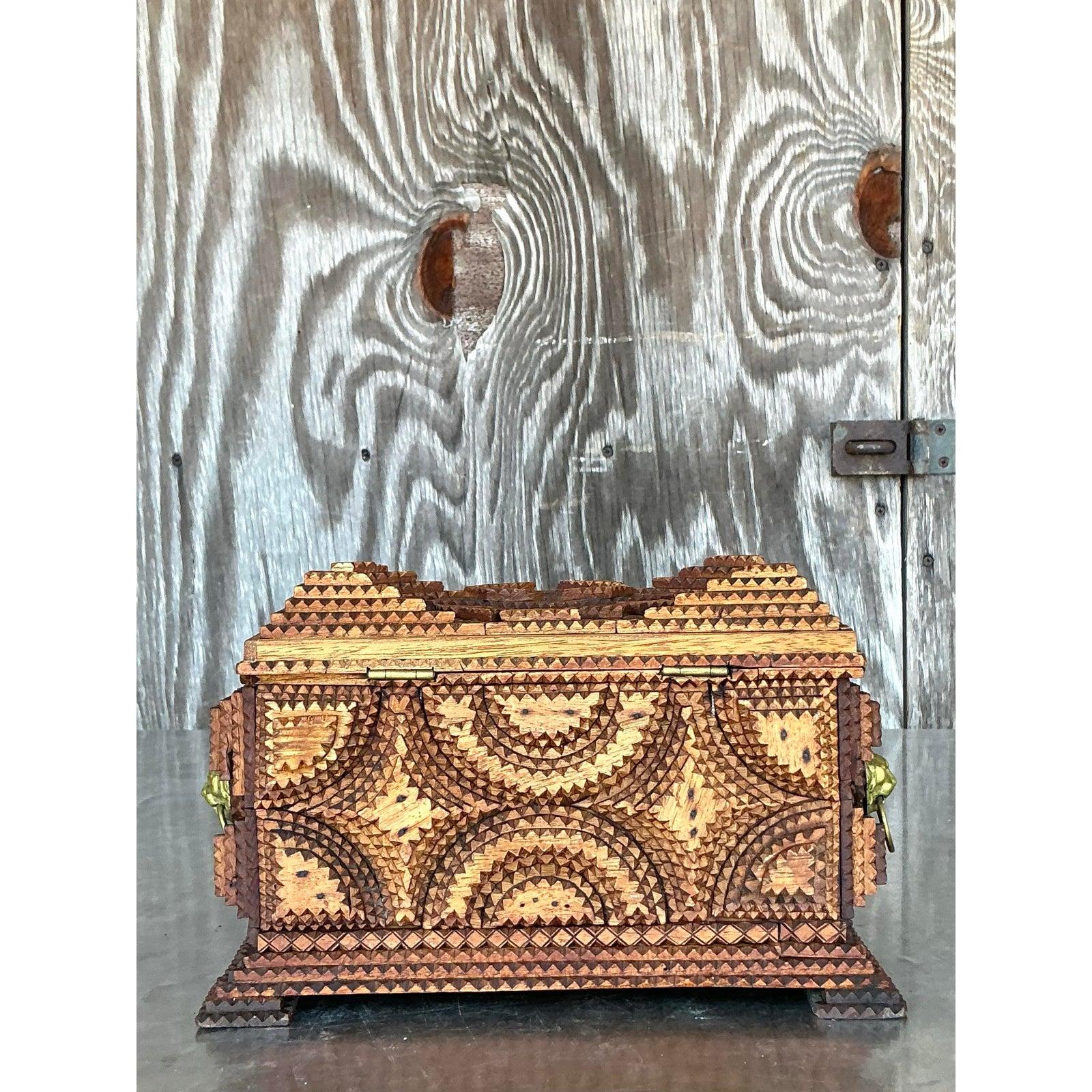 Scatola con coperchio Boho Tramp Art d'epoca in vendita 1
