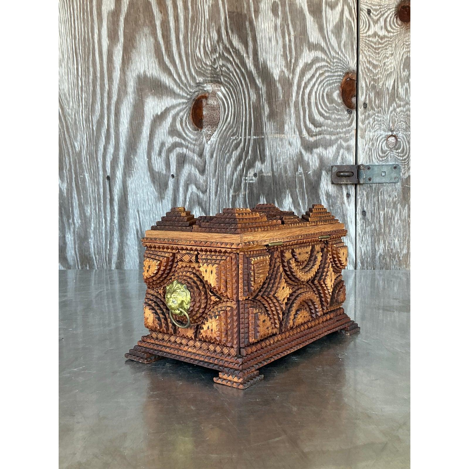 Scatola con coperchio Boho Tramp Art d'epoca in vendita 2