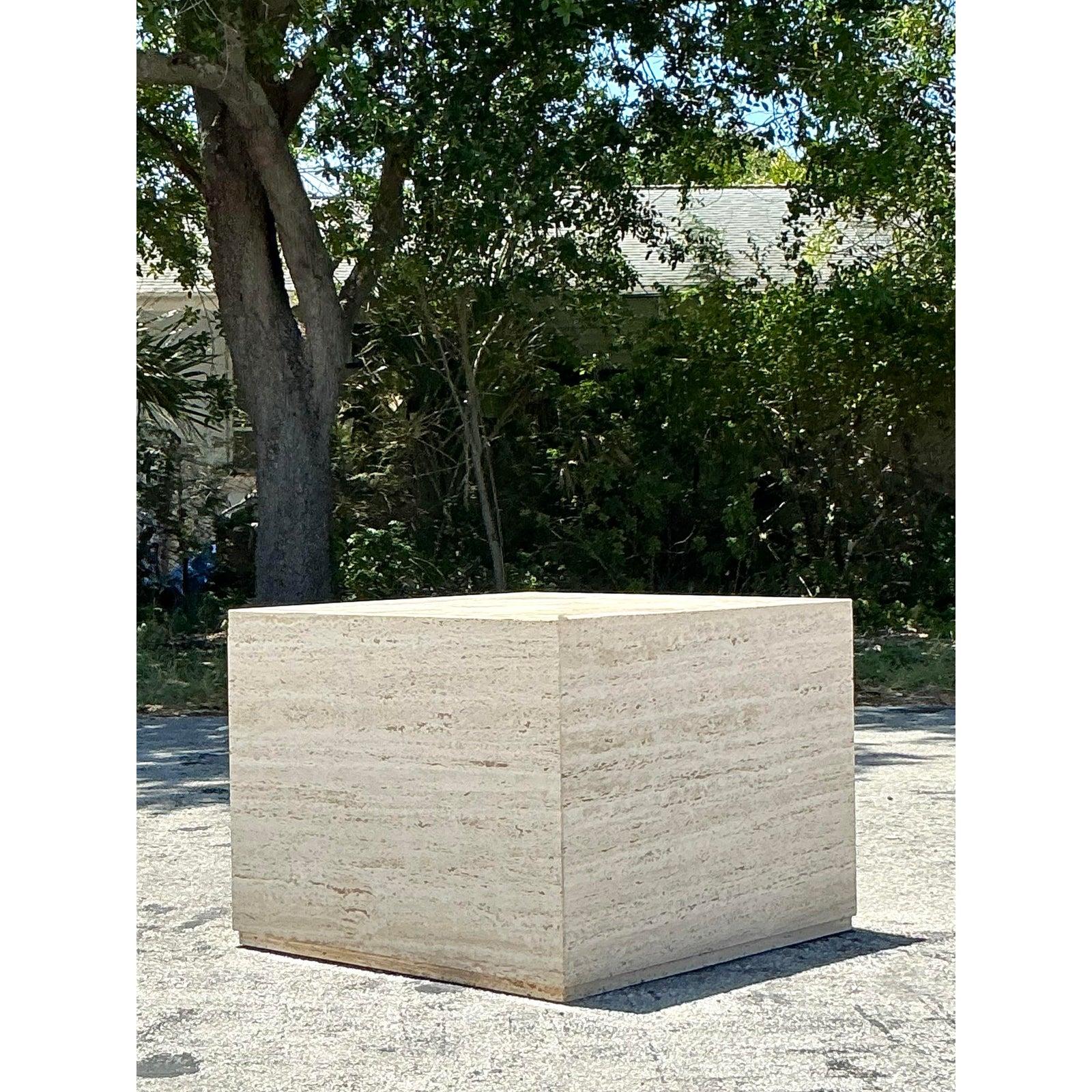 Americano Tavolino a cubo in travertino Vintage By in vendita