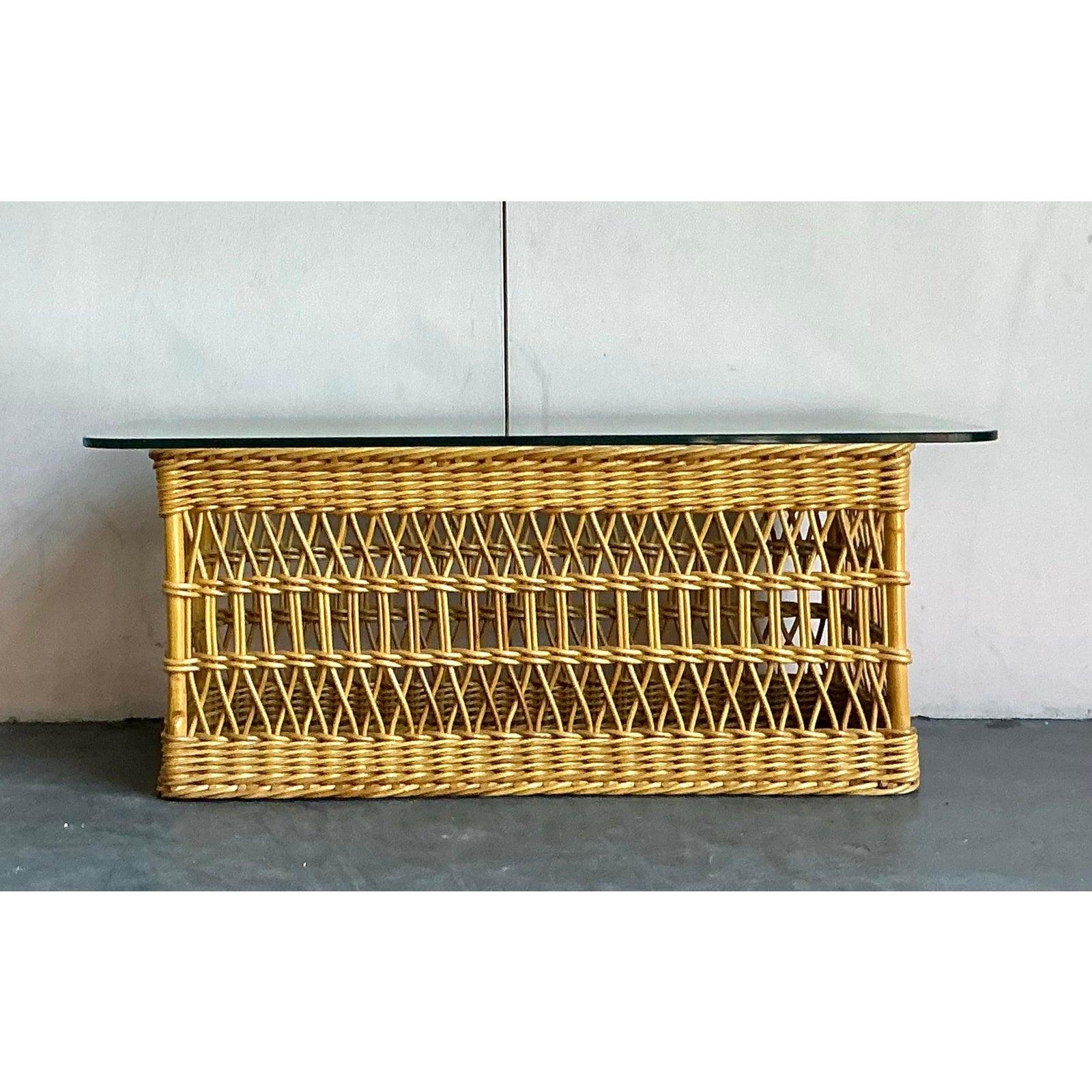 Mesa de centro vintage boho de ratán enrejado Filipino en venta