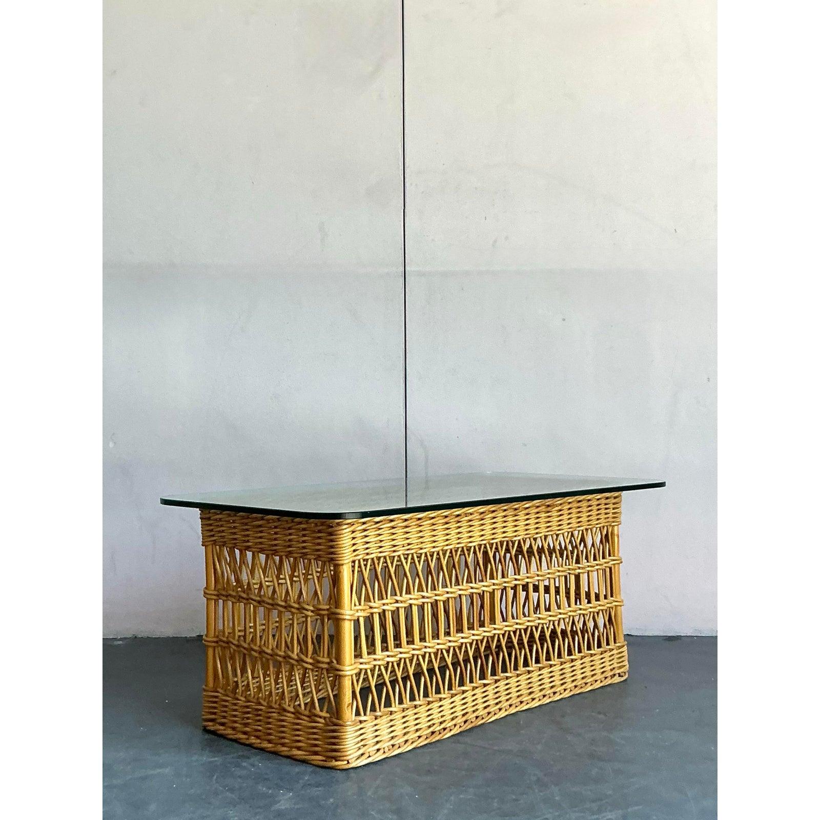 Mesa de centro vintage boho de ratán enrejado en venta 1