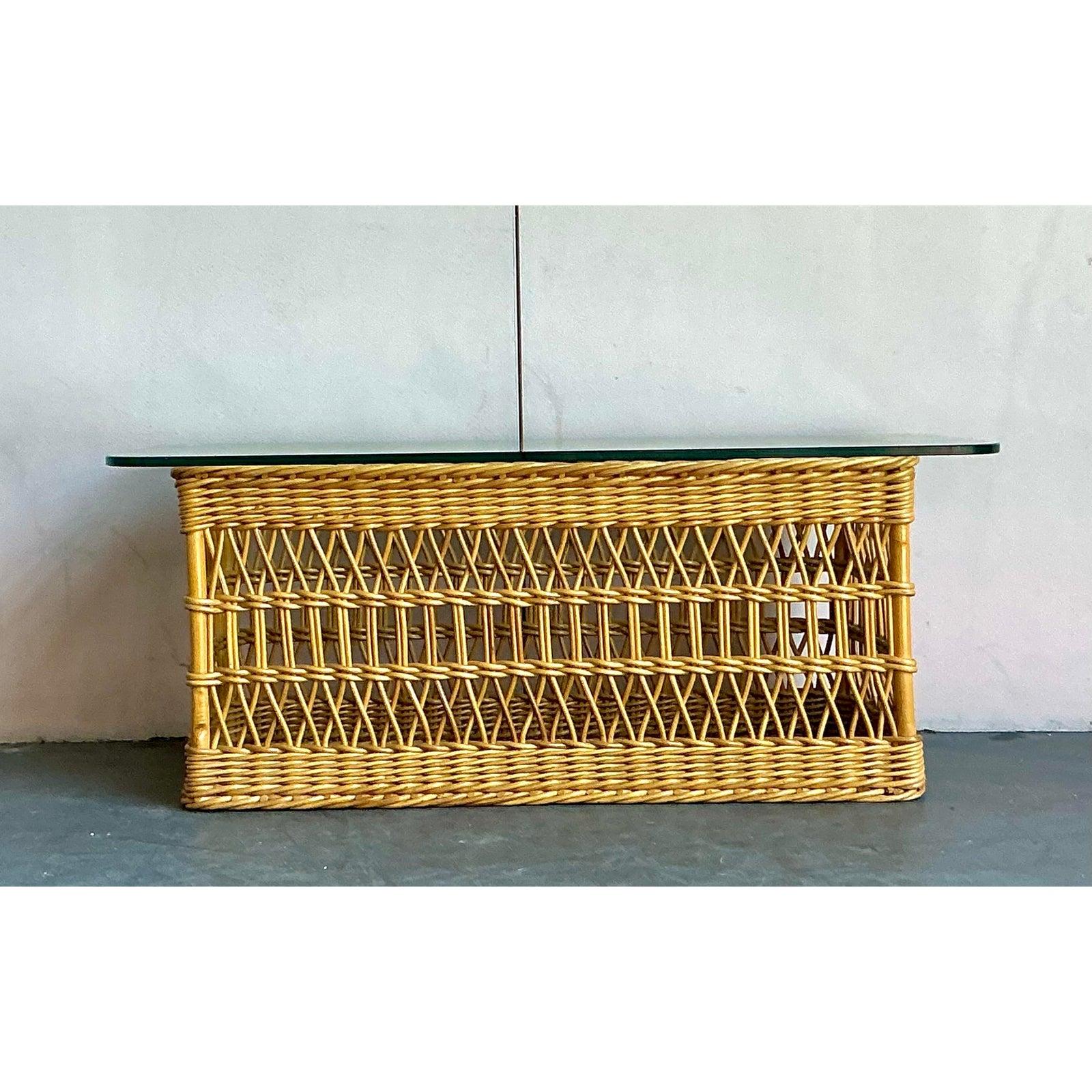 Mesa de centro vintage boho de ratán enrejado en venta 2