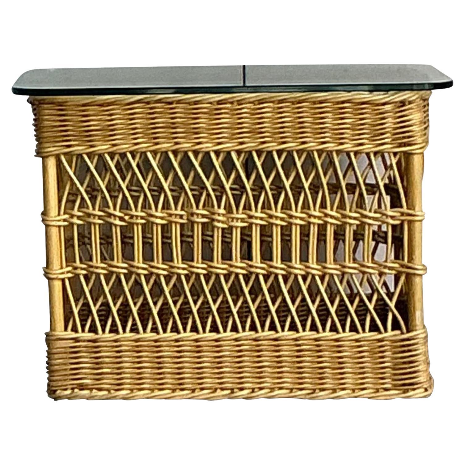 Mesa auxiliar vintage boho de ratán enrejado