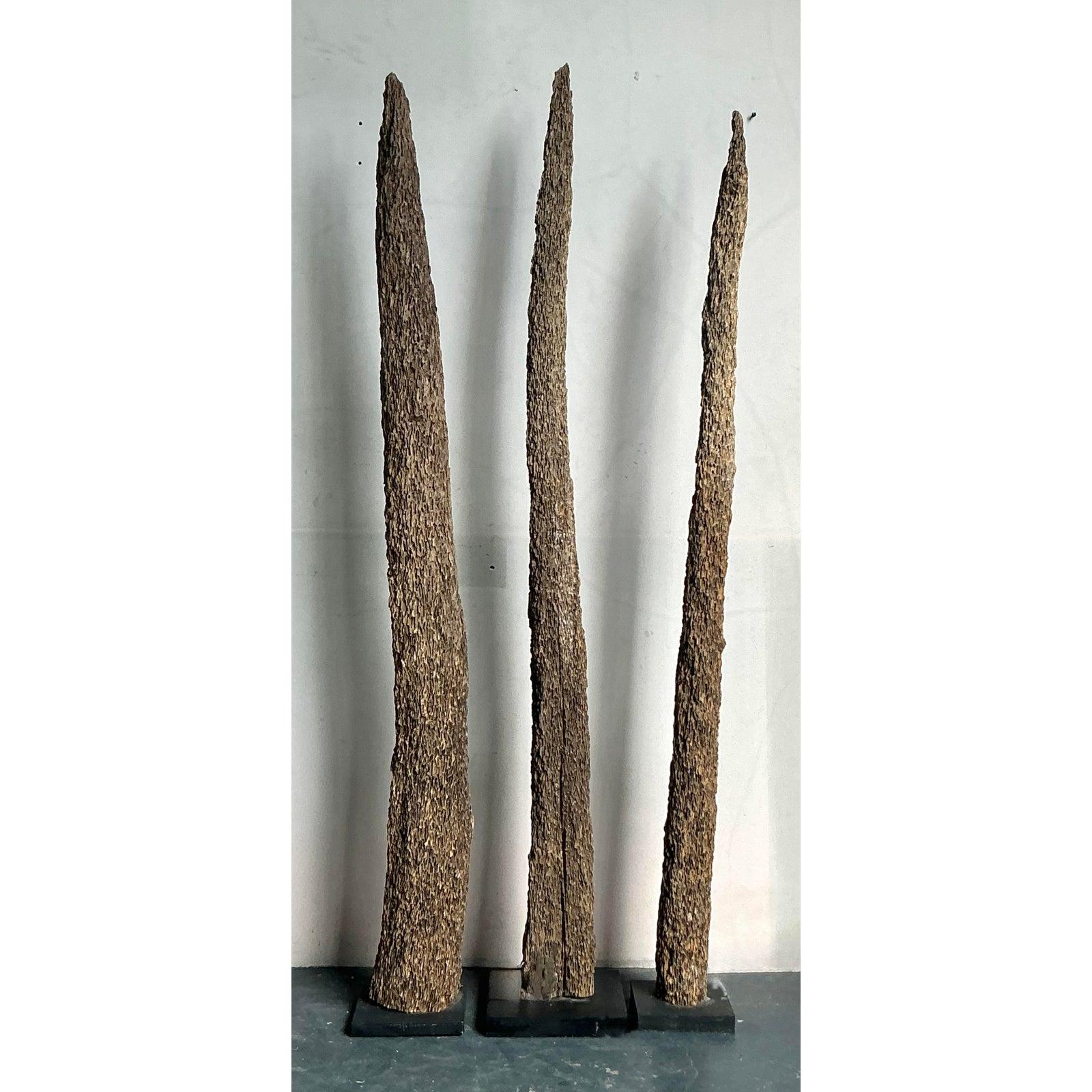 Introduci un'estetica naturale e accattivante nel tuo spazio con questo trio di totem in legno organico vintage Boho. Ogni totem è un pezzo unico di legno invecchiato, alto e slanciato, che mostra la bellezza grezza e strutturata della sua forma