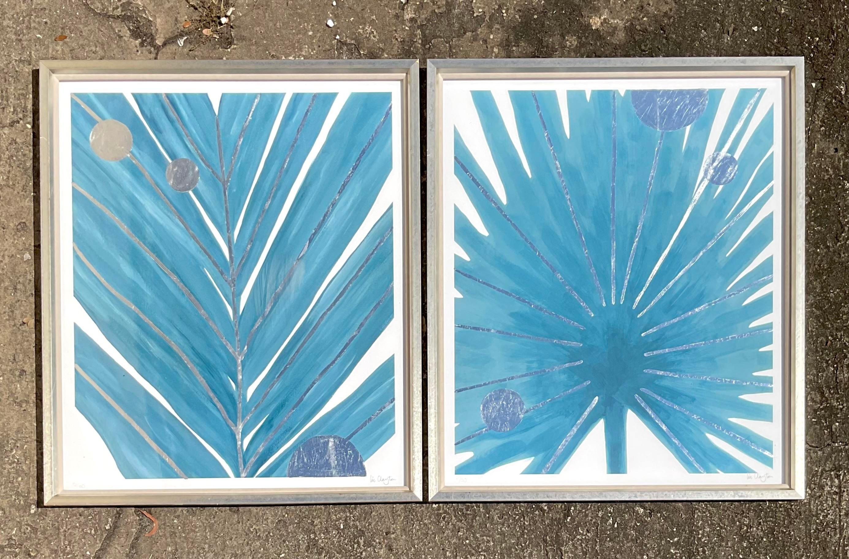 Verleihen Sie Ihrem Raum einen Hauch von tropischer Eleganz mit diesem Set aus zwei nummerierten Trowbridge-Palmenprints. Diese leuchtend blauen Drucke zeigen auffällige Palmenwedelmuster mit silbernen und metallischen Akzenten und sorgen für einen
