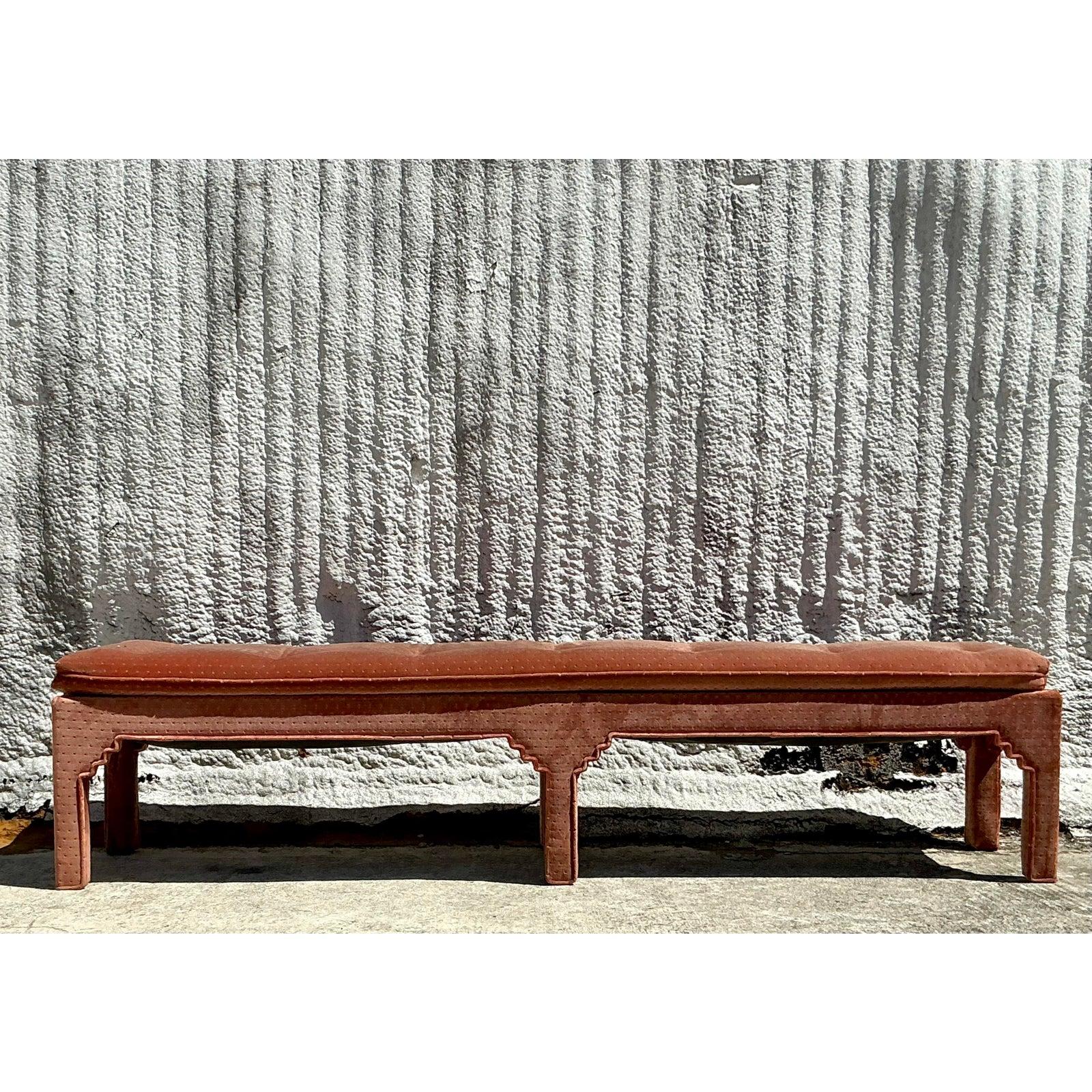 Ajoutez une touche d'élégance bohème vintage à votre espace avec cette étonnante banquette touffetée extra-longue. Recouvert d'un tissu aux tons chauds et subtilement touffeté, ce banc est à la fois confortable et intemporel. Les pieds sculptés