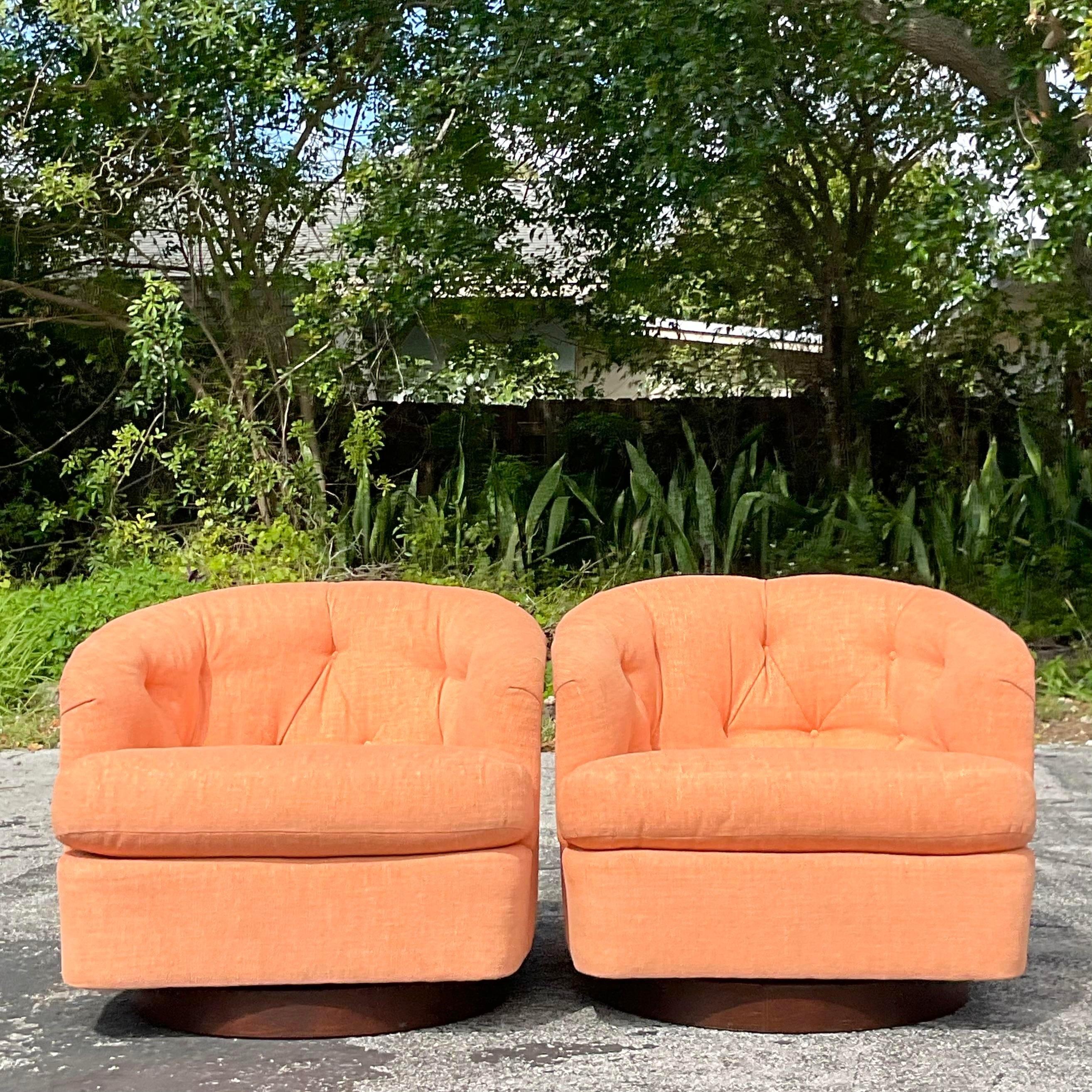 Paire de chaises pivotantes vintage de style Boho d'après Milo Baughman Bon état - En vente à west palm beach, FL