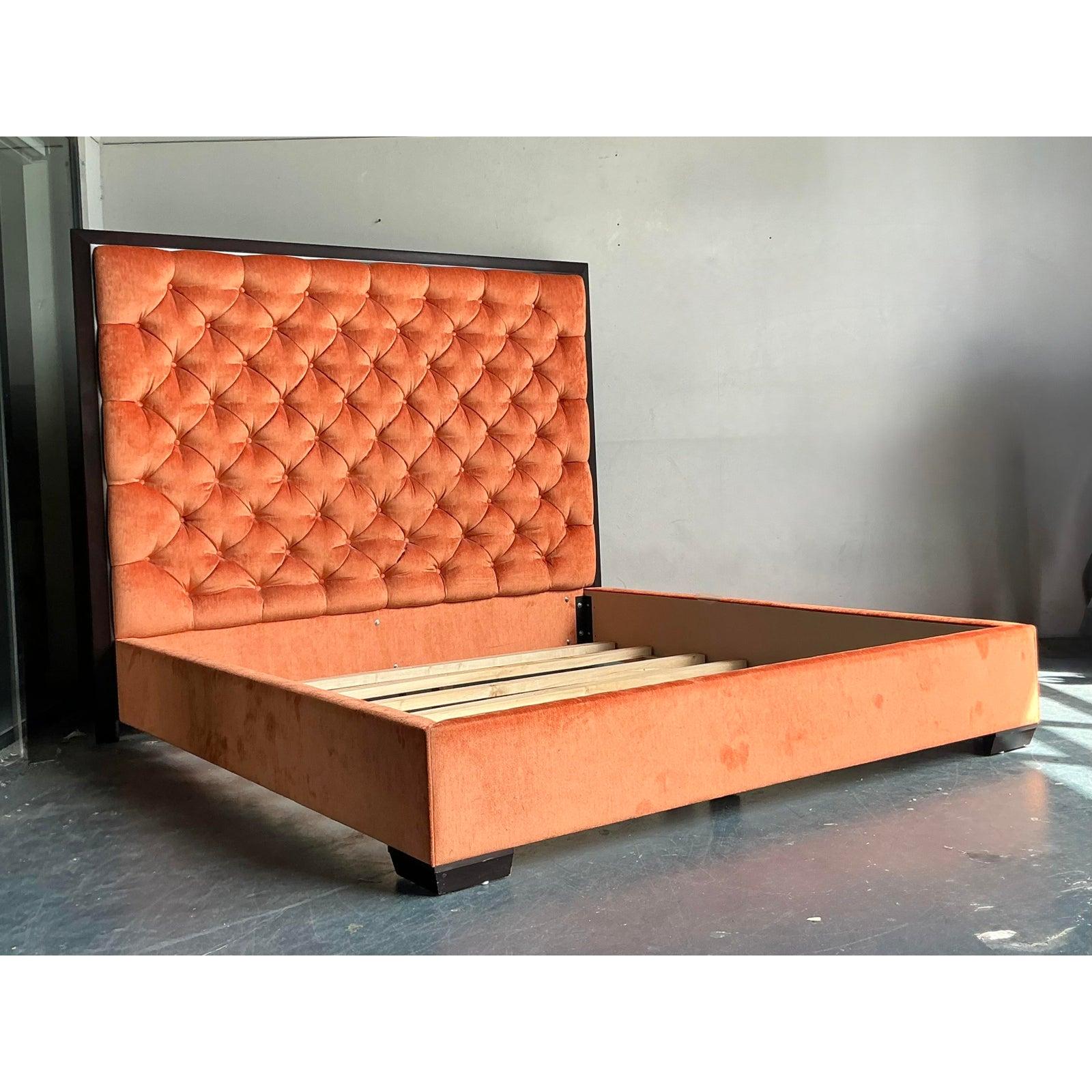 Voici un magnifique lit King-size vintage qui incarne l'allure opulente du design Hollywood Regency avec une touche de modernité du milieu du siècle. Ce lit remarquable est doté d'une tête de lit d'une hauteur impressionnante, profondément touffetée