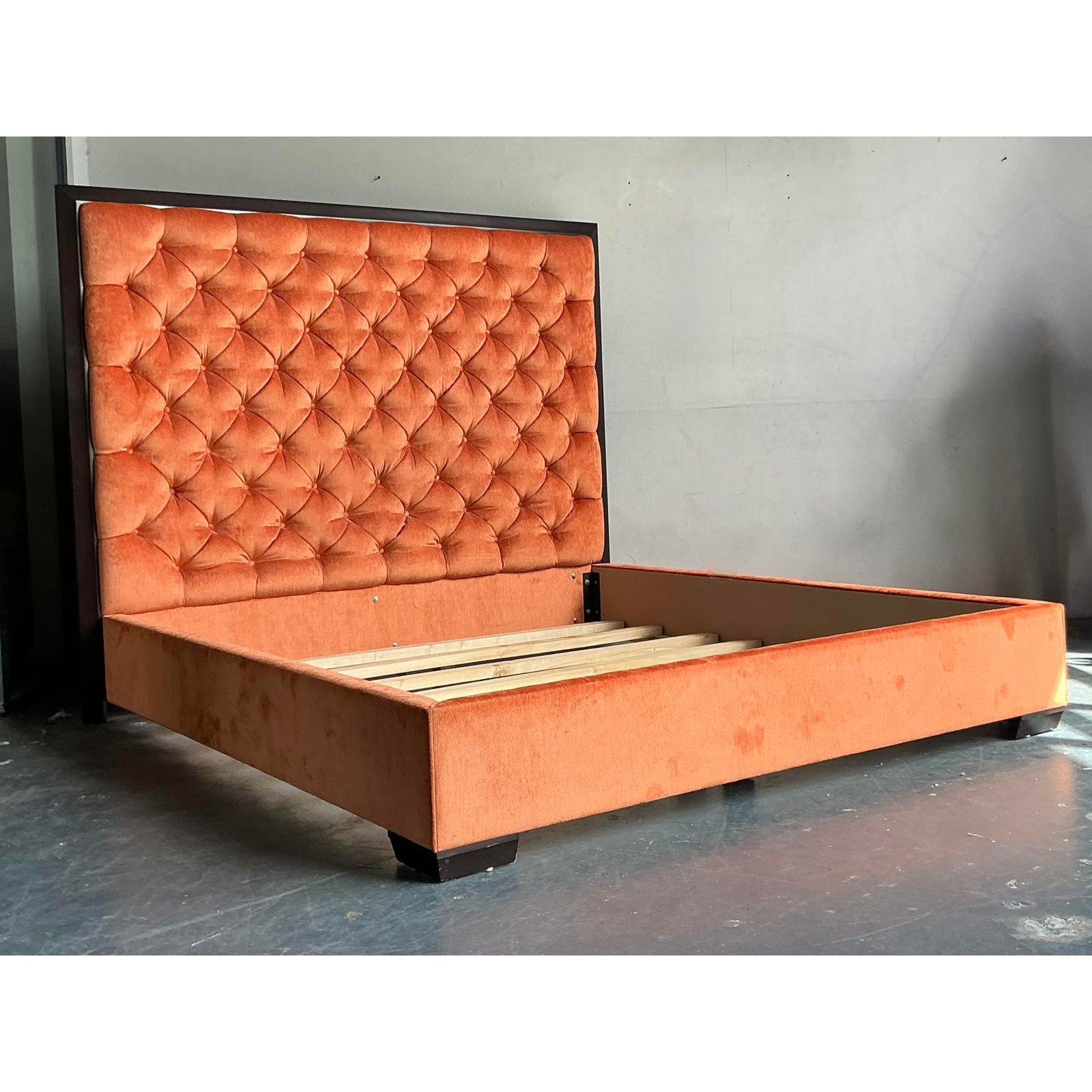 Lit King Vintage Boho en velours touffeté Bon état - En vente à West Palm Beach, FL