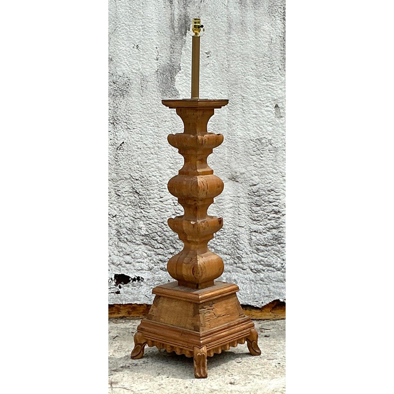 Ajoutez une touche de charme organique à votre espace avec ce saisissant lampadaire vintage tourné en pin noueux. Dotée d'une silhouette sculptée avec un design empilé sculptural, cette pièce apporte chaleur et texture à n'importe quelle pièce. Le