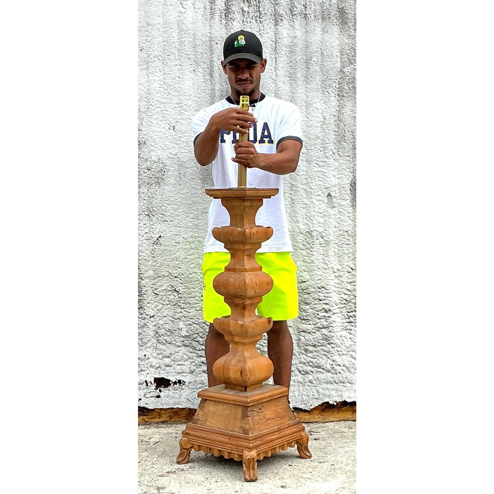 Lampadaire Boho tourné en pin noueux vintage Bon état - En vente à West Palm Beach, FL