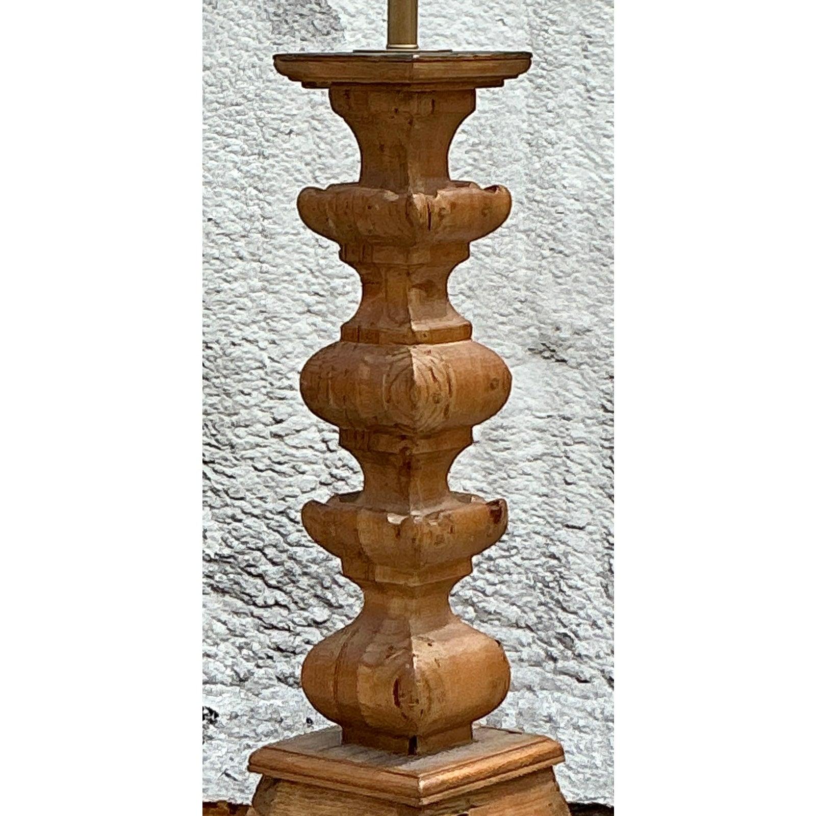 Pin Lampadaire Boho tourné en pin noueux vintage en vente