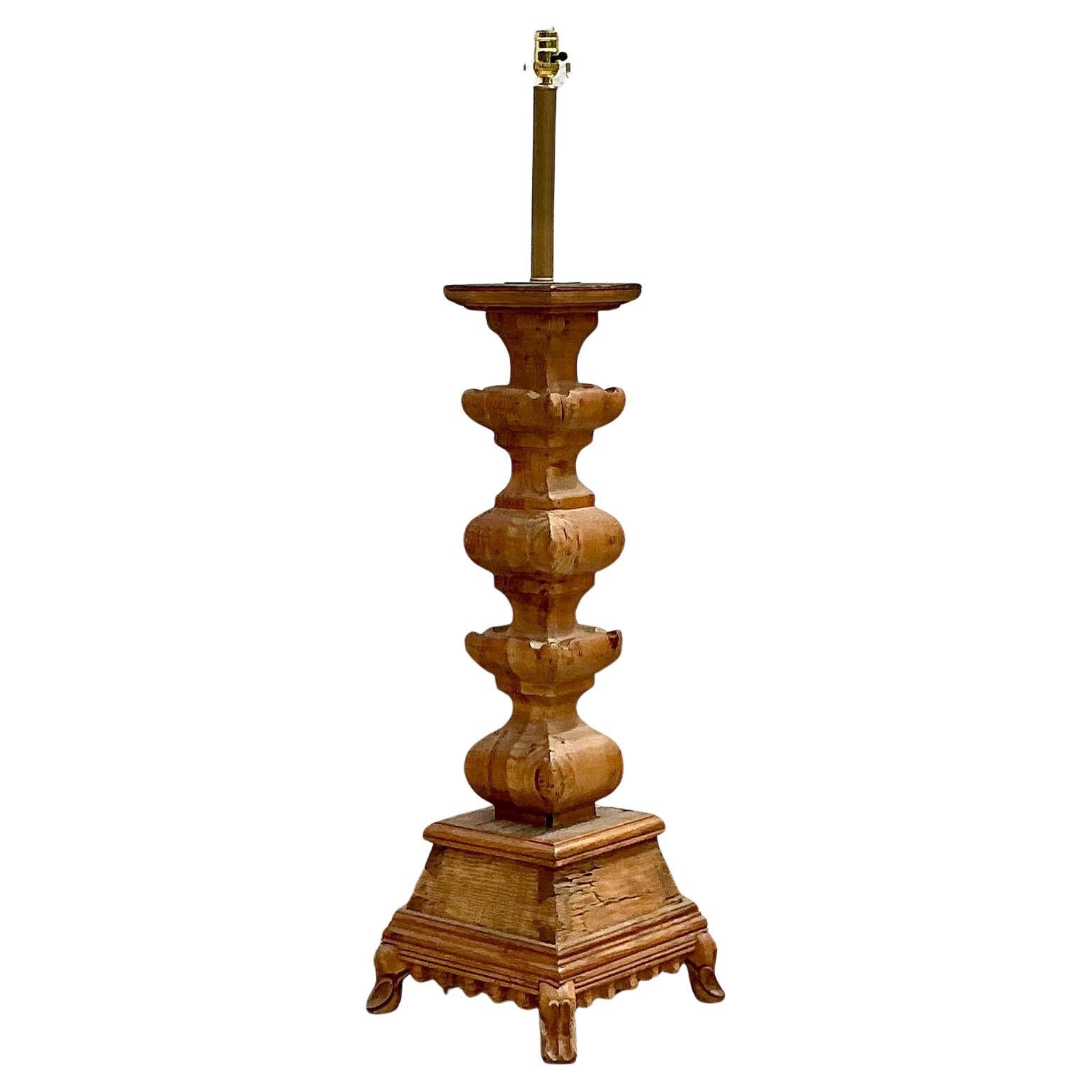 Lámpara de pie vintage boho de pino nudoso torneado