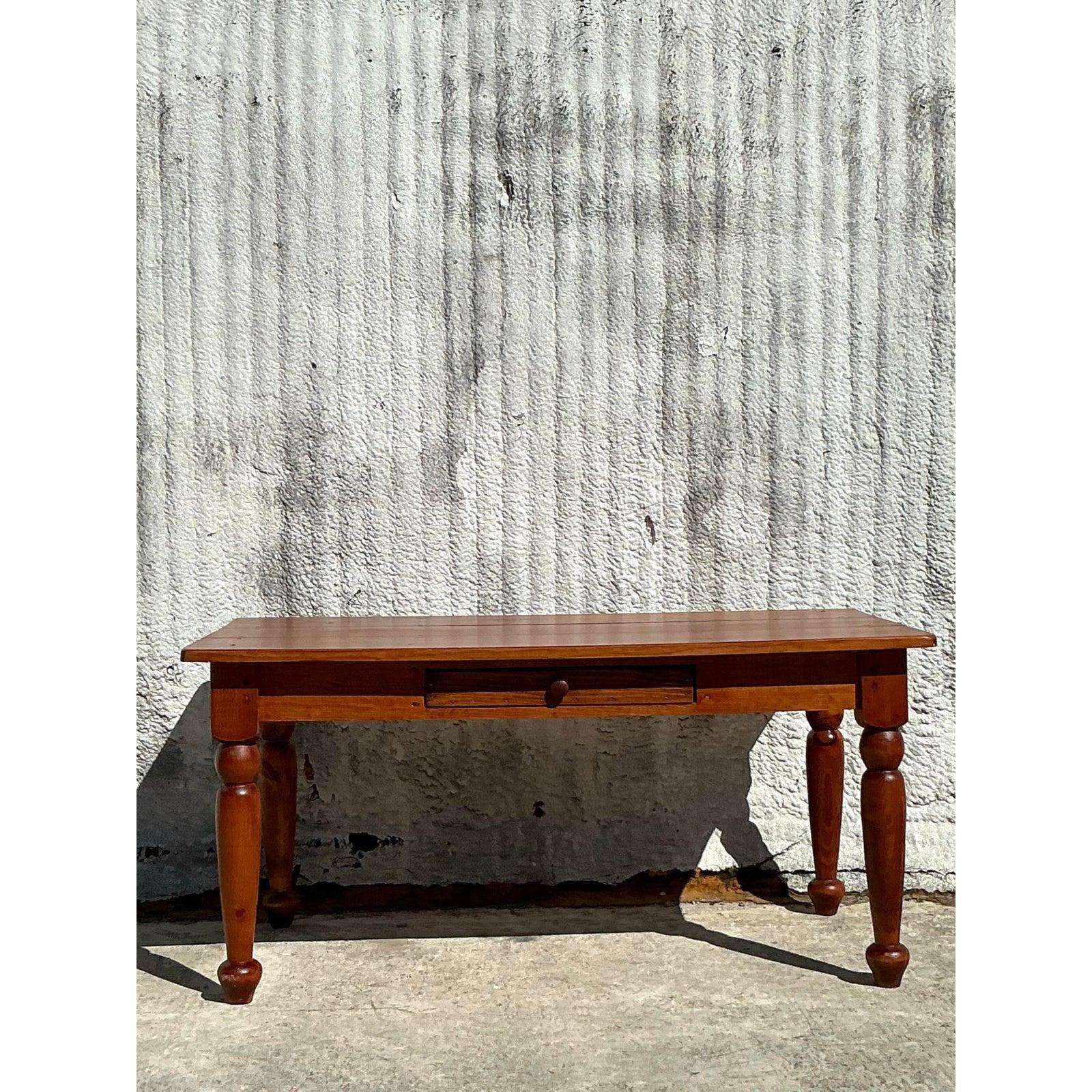 Cette table de ferme vintage magnifiquement fabriquée met en valeur le charme boho classique avec un grain de bois riche et chaud et des pieds élégamment tournés. Sa construction robuste et sa silhouette intemporelle en font une pièce polyvalente