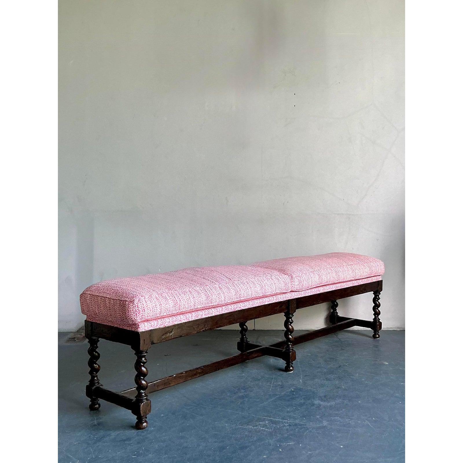 Haz una declaración de intenciones espectacular con este banco cama de día vintage de escala excepcional. Fabricado al estilo del Renacimiento Jacobeo, el marco de madera oscura presenta seis robustas patas torcidas, magistralmente ejecutadas,