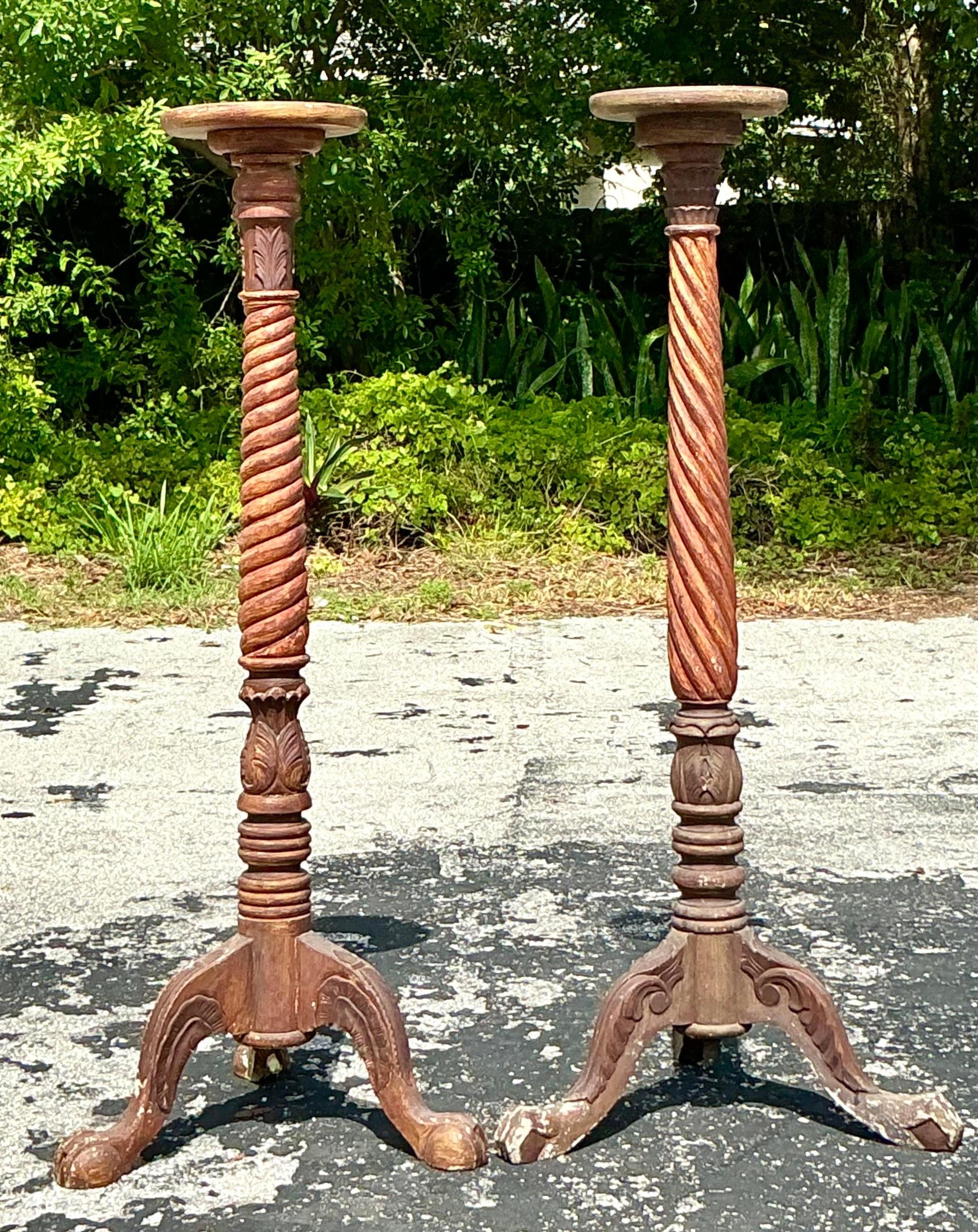 Vintage Boho gedreht Wood Candlestick Pedestals - Set von 2 (Holz) im Angebot