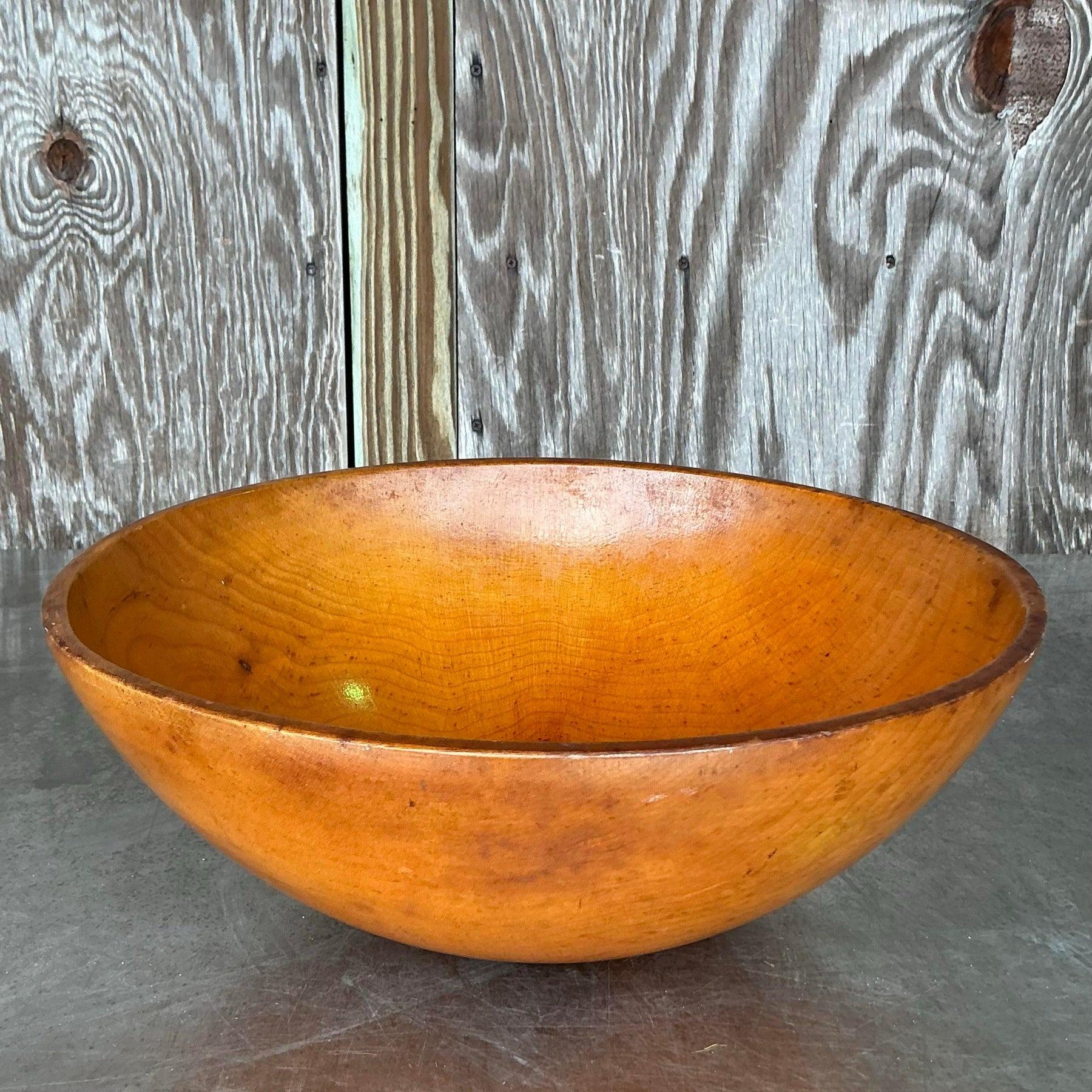 Élevez votre expérience culinaire avec ce saladier vintage boho en bois tourné. Magnifiquement fabriqué à la main, il présente un design lisse et arrondi qui met en valeur la chaleur naturelle et le caractère du grain du bois. Parfait pour servir