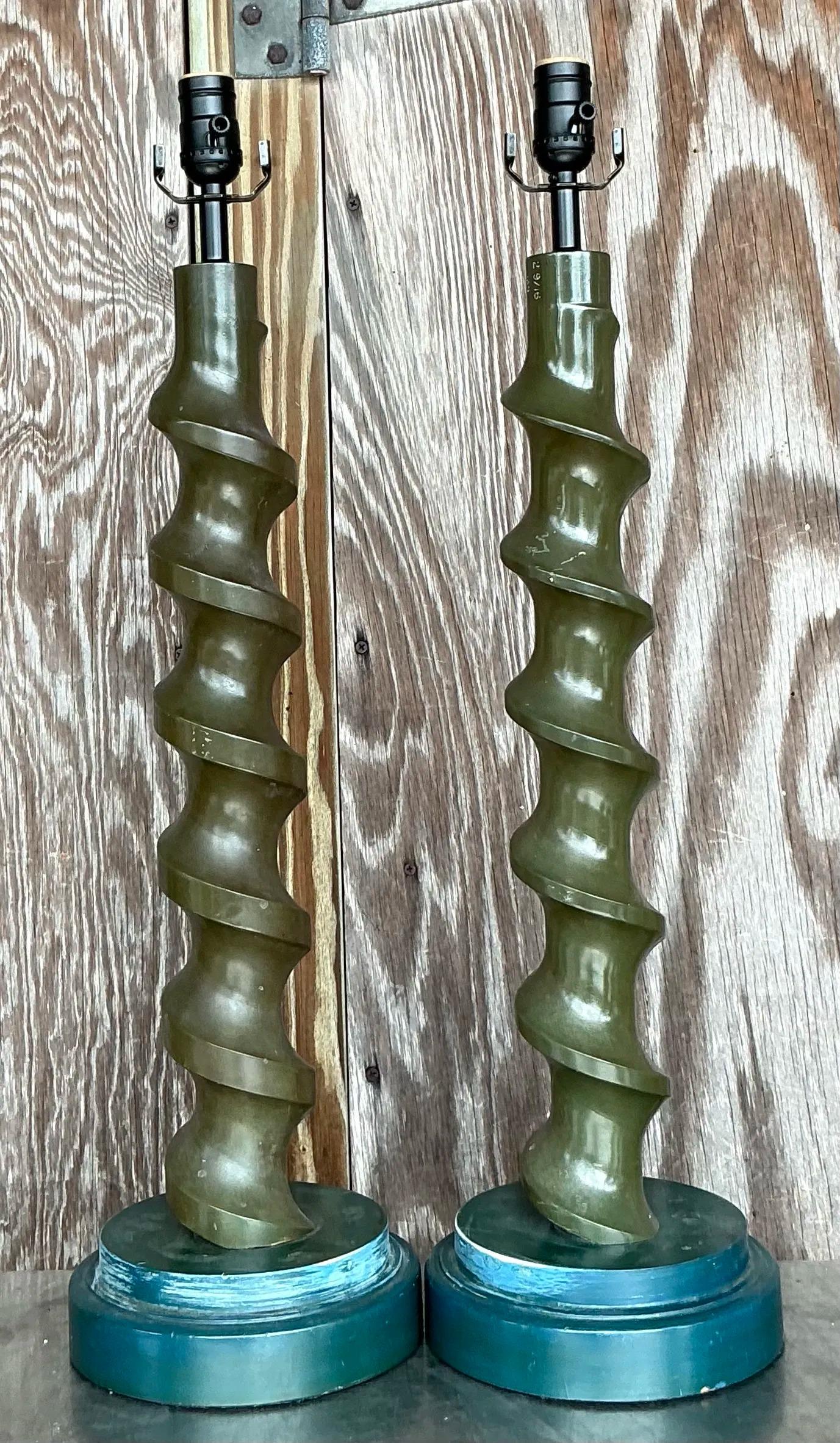 Vintage Boho-Lampen aus gedrechseltem Holz mit Schrauben - ein Paar (Rustikal) im Angebot