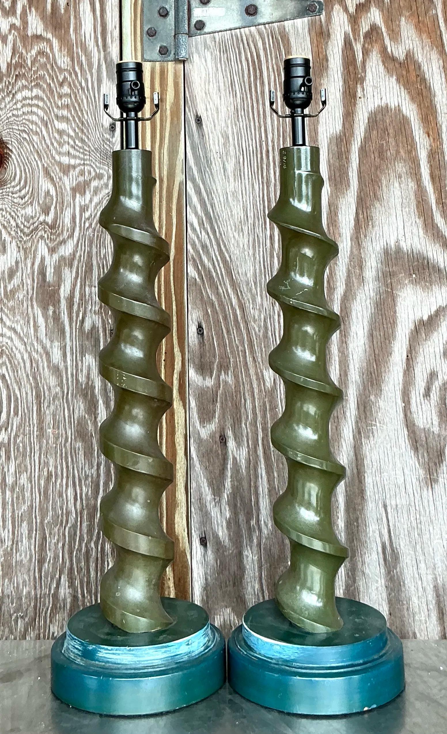 Vintage Boho-Lampen aus gedrechseltem Holz mit Schrauben - ein Paar (amerikanisch) im Angebot