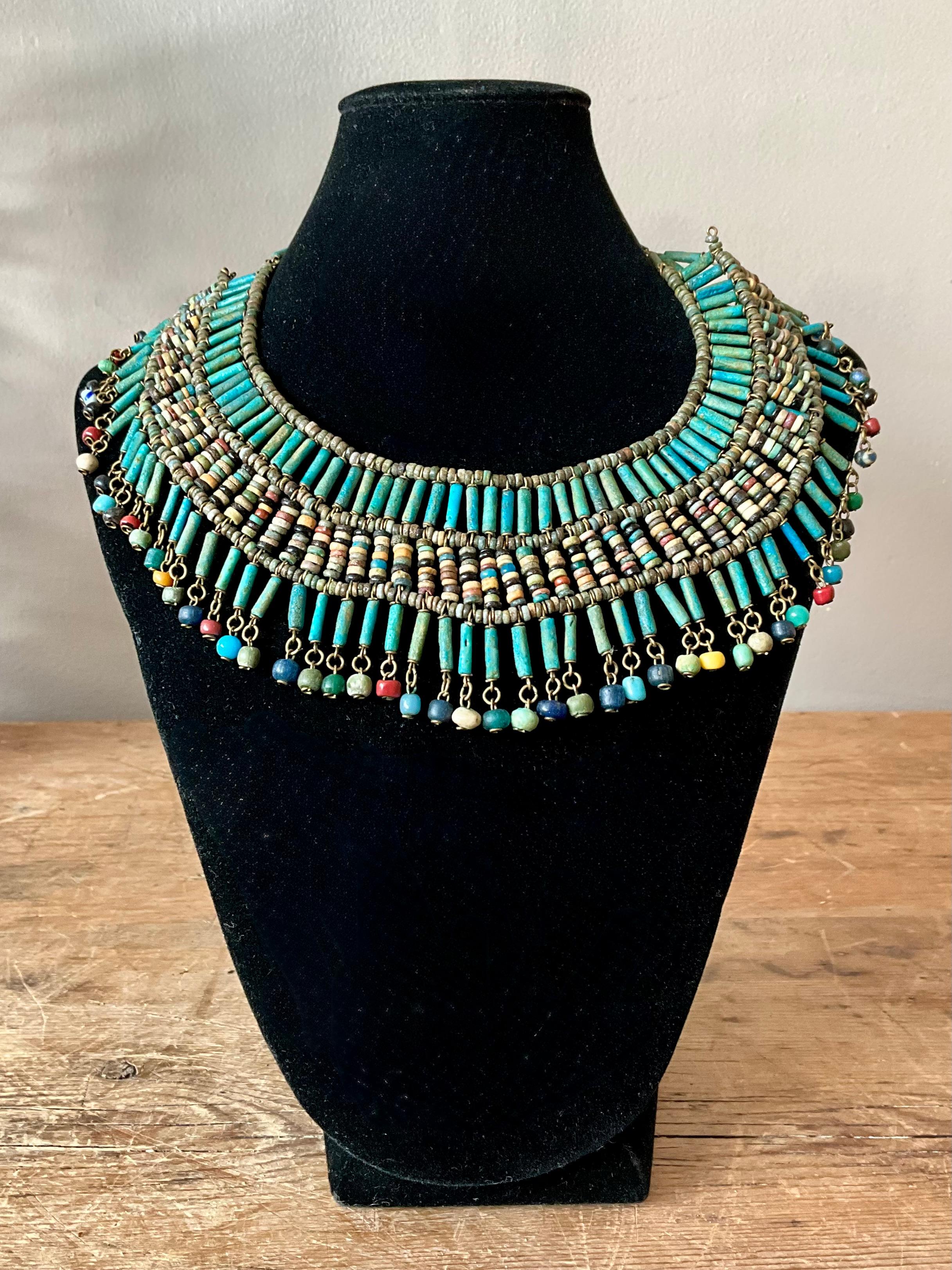 Diese türkisfarbene Perlenhalskette im Boho-Stil versprüht Charme und künstlerisches Flair. Das Design mit mehreren Reihen glatter, leuchtender türkisfarbener Perlen sorgt für ein kühnes und zugleich elegantes Statement, das das Dekolleté