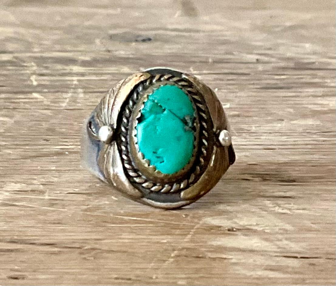 Zelebrieren Sie zeitlose Kunstfertigkeit mit diesem Vintage Boho Türkis Native American Ring, handgefertigt aus Sterlingsilber und in der Größe 7 3/4. Der Ring ist mit einem auffälligen Naturtürkis besetzt und zeigt lebhafte blau-grüne Töne mit