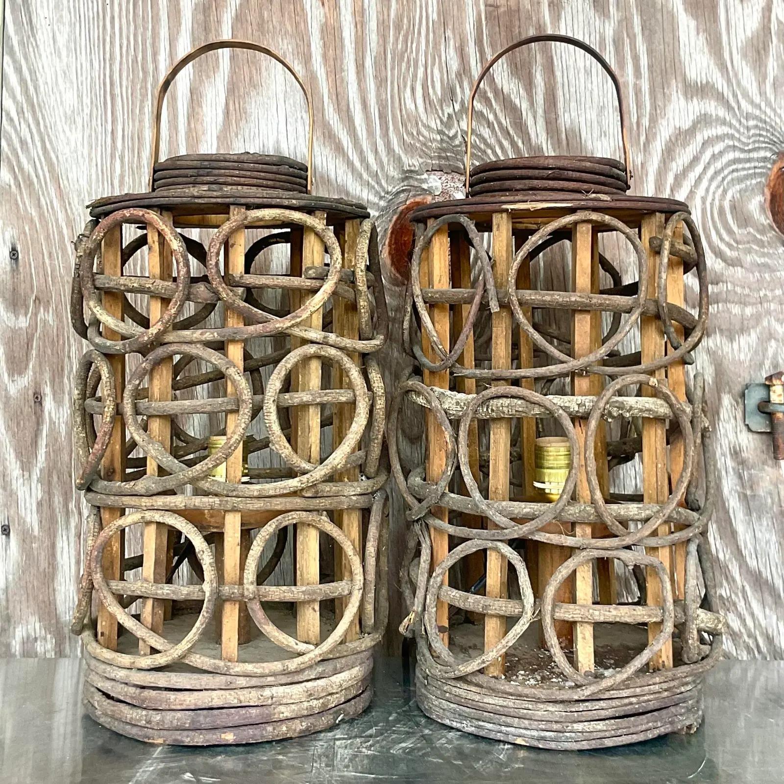 Une fabuleuse paire de lampes de table Boho vintage. Fabriqué à partir d'une vigne torsadée en forme de lanterne chic. Entièrement restauré avec tous les nouveaux câbles et accessoires. Acquis d'une propriété de Palm Beach.

Les lampes sont en