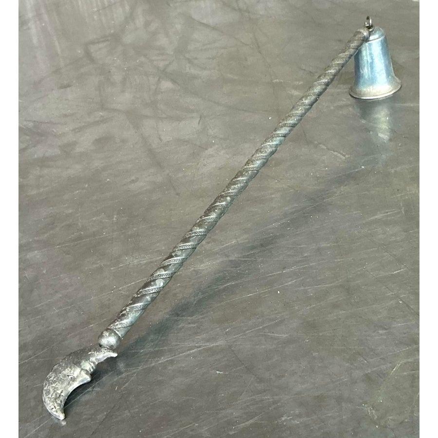 Eleva il tuo rituale di accensione delle candele con questo incantevole spegni-candela Vintage Boho Twisted Moon. Caratterizzato da un manico intrecciato e da un motivo a mezzaluna ornato da delicate incisioni di stelle, questo pezzo aggiunge un